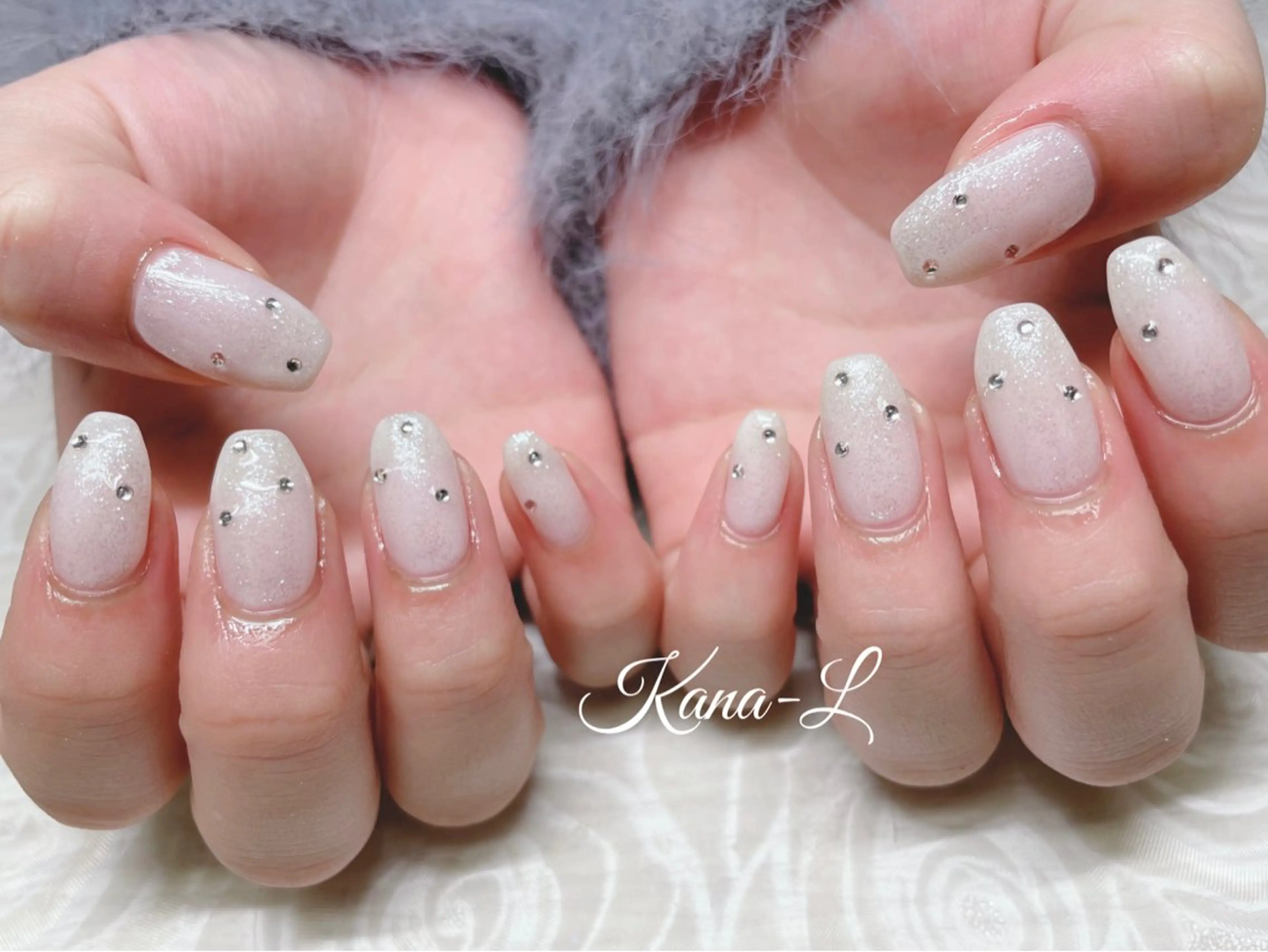 ネイル ジェルネイル キラキラネイル パラジェル ストーンネイル ホワイト 芦辺 香奈のネイルデザイン
