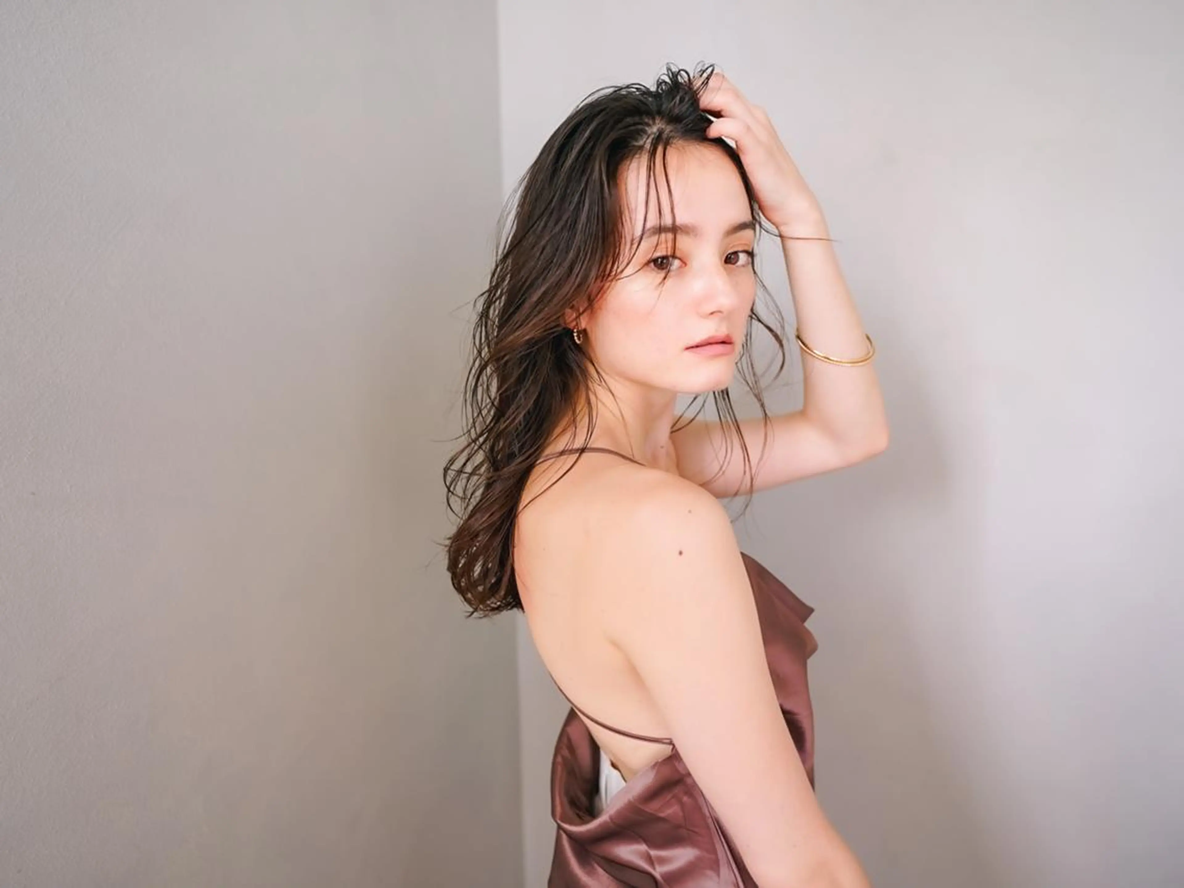 セミロング カラー パーマ ヘアアレンジ アディクシーカラー アッシュ バレイヤージュ ベージュカラー ブリーチ newi grande 横浜店のヘアスタイル