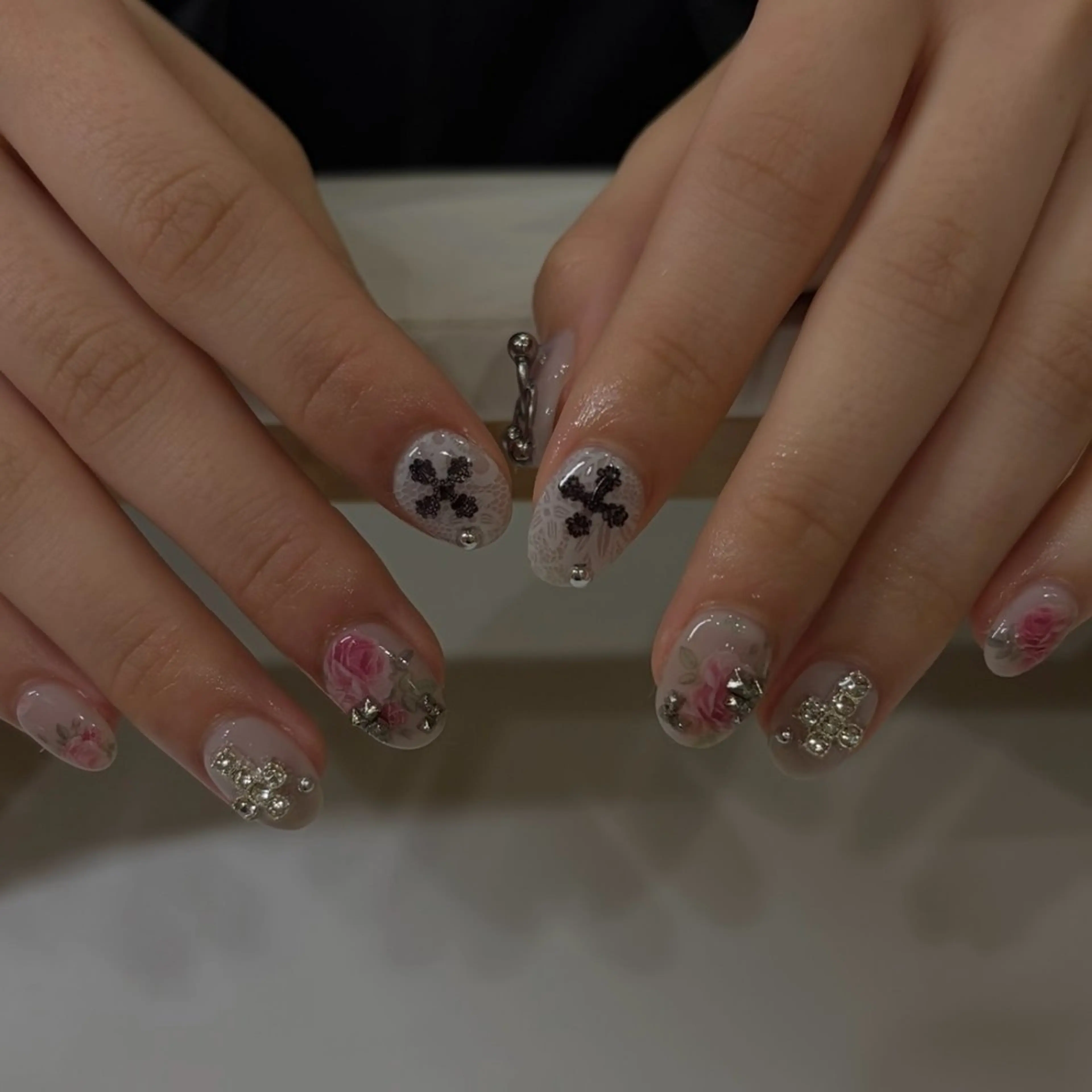 ネイル ハンドネイル 𝑟𝑖𝑠𝑎 🕯‎🤍のネイルデザイン