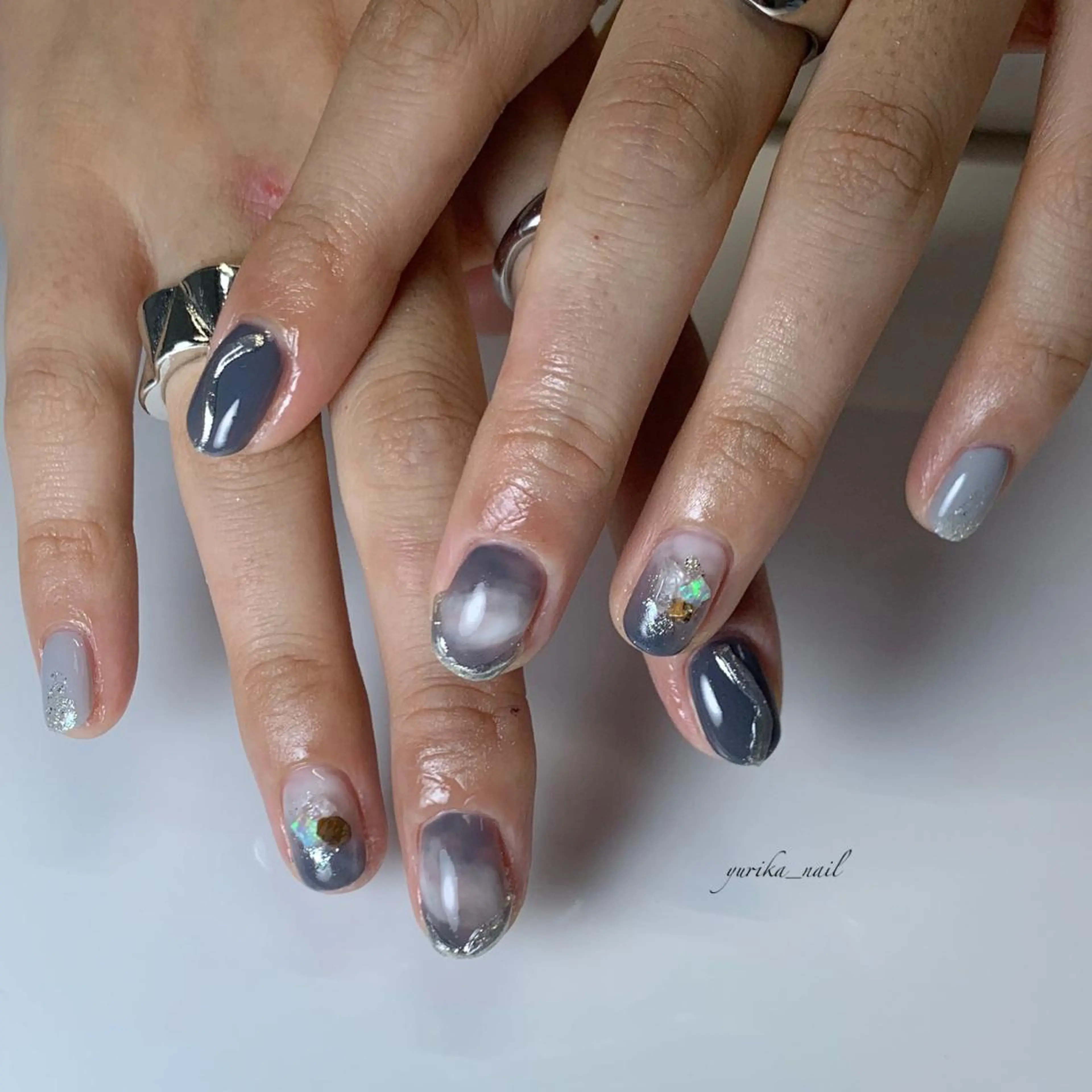 ミディアム カラー ヘアアレンジ メンズ キッズ ネイル マツエク・マツパ シルバー ニュアンスネイル シルバー yuri kaのネイルデザイン