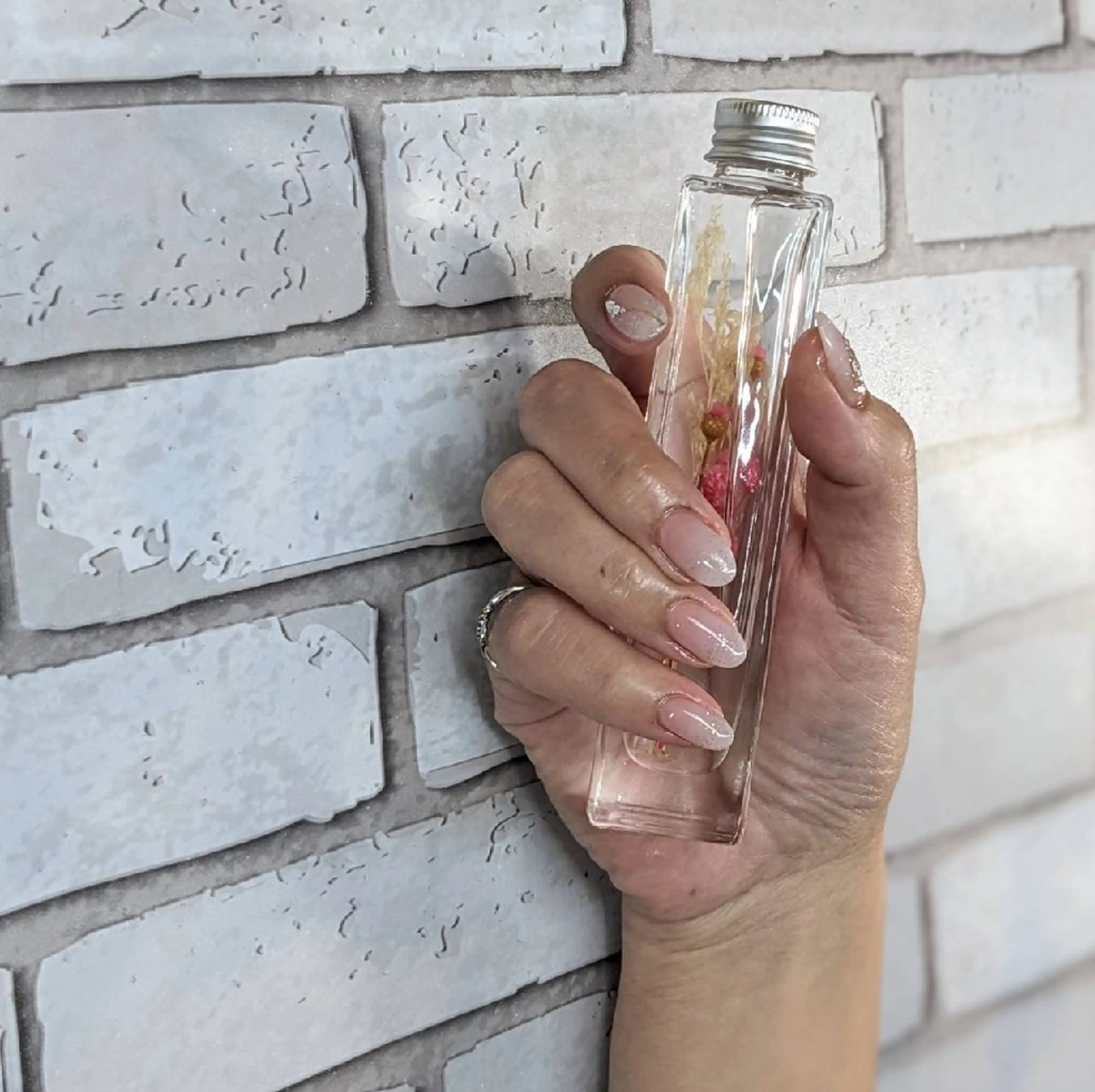 ネイル グラデーション ストーンネイル ホワイト ハンドネイル ネイルサロンベルティ .keikoのネイルデザイン