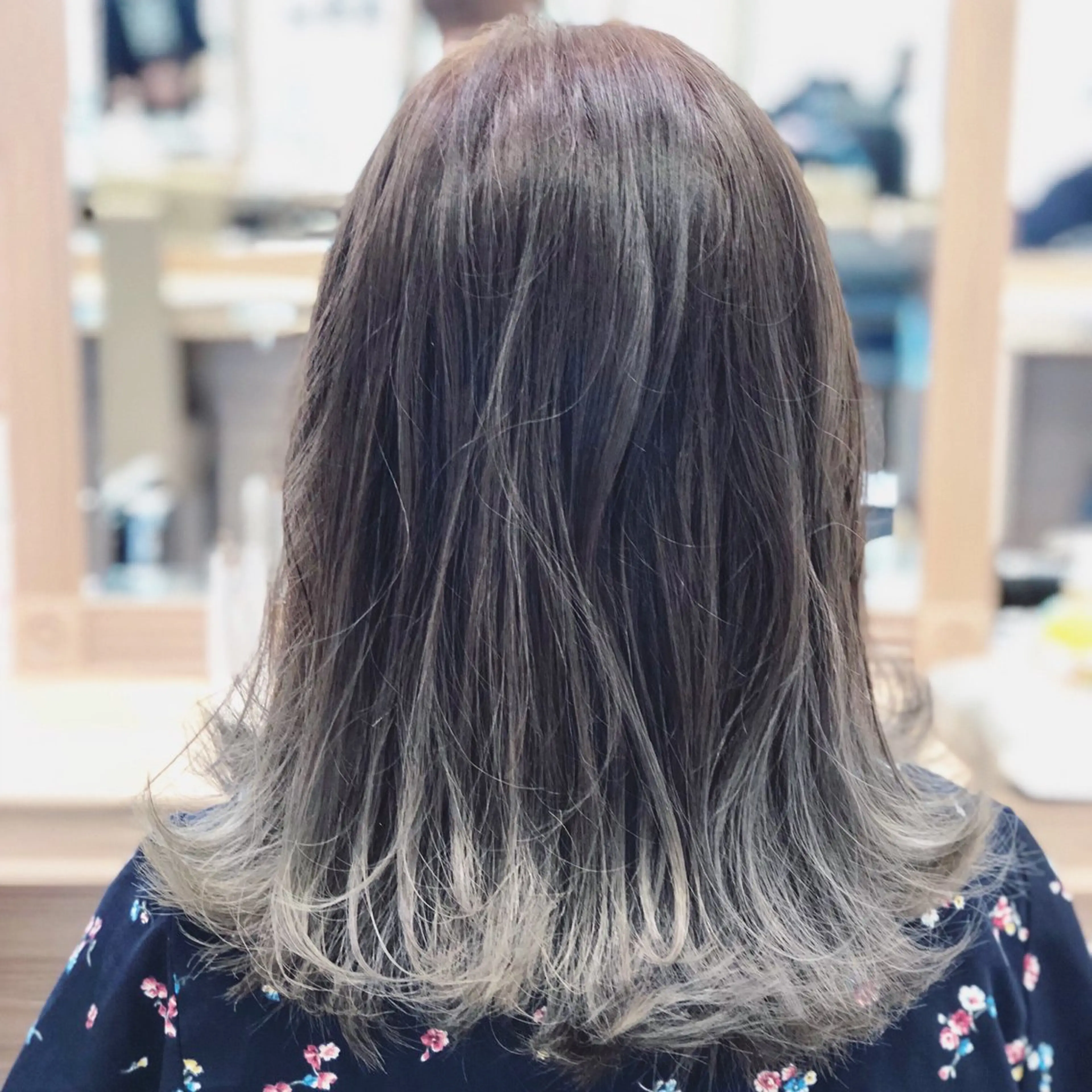 セミロング カラー ブリーチ ブルーカラー ブルージュ グラデーションカラー 💙髪質改善 💙和田💙のヘアスタイル