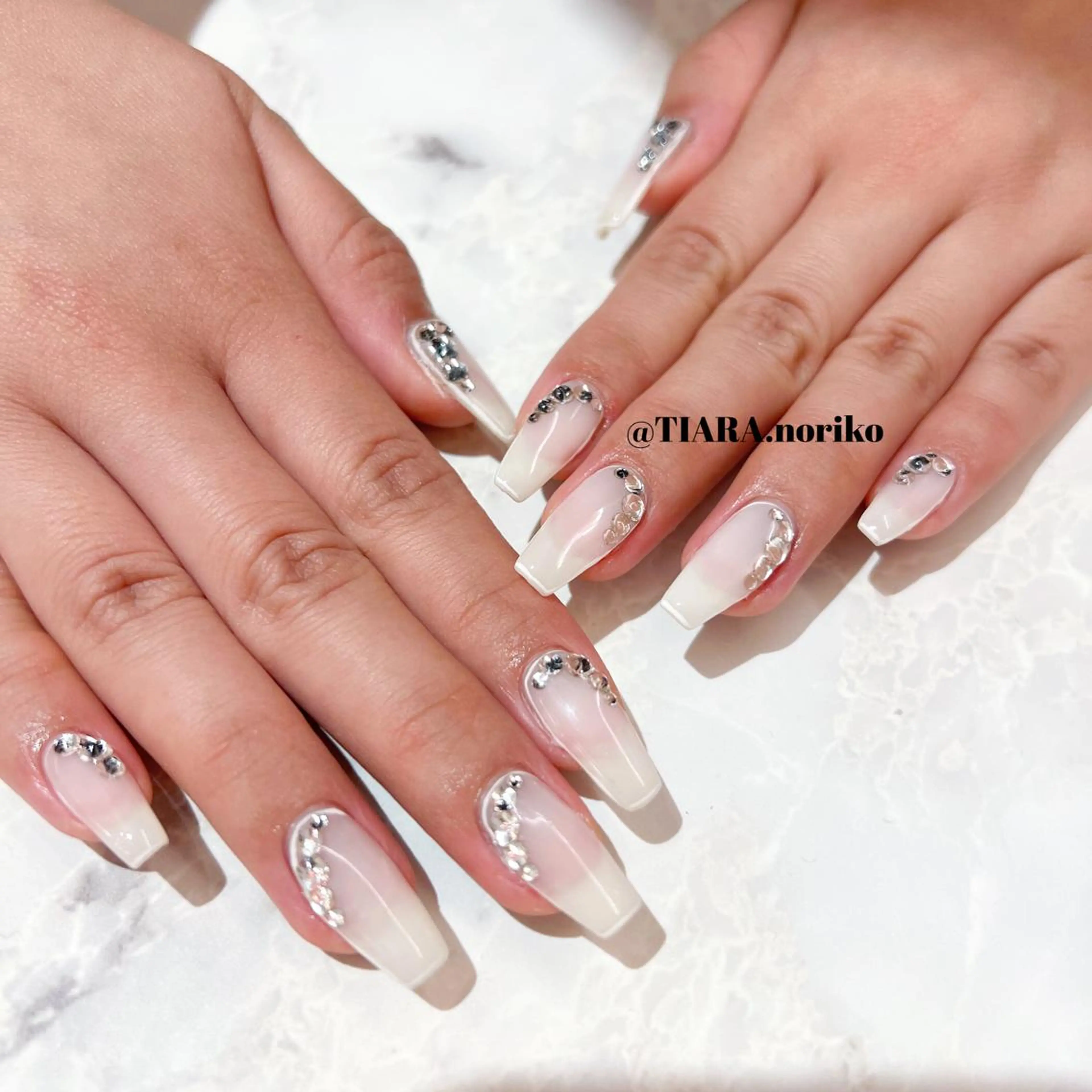 ロング カラー メンズ ネイル メンズ韓国風 韓国風ヘア キラキラネイル 韓国ネイル ストーンネイル TIARA所属・TIARA💅🏻 NORIKOのネイルデザイン