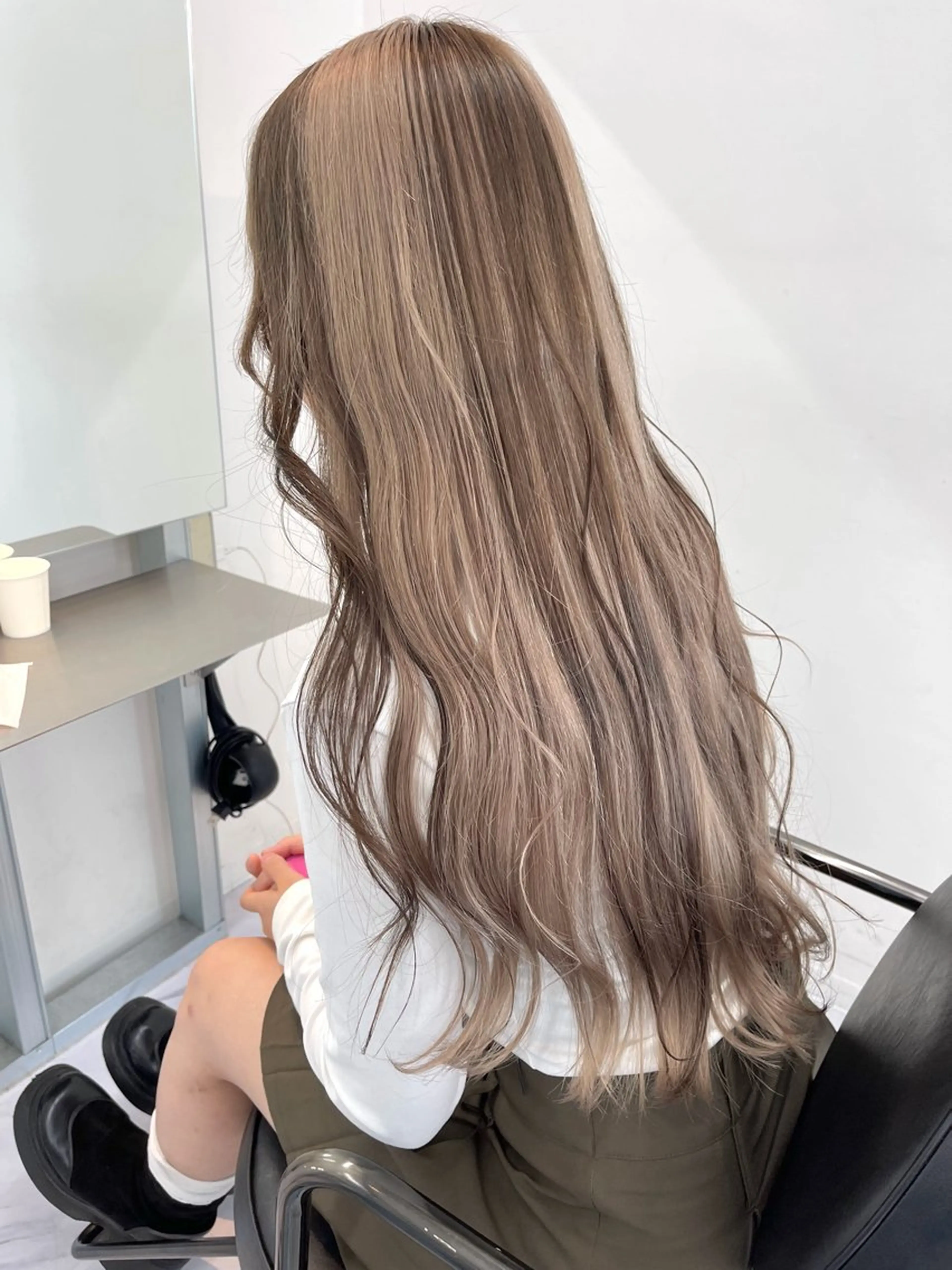 ロング カラー ベージュカラー ブリーチ ケアブリーチ デザインカラー ダブルカラー カット ヘアカラー トリートメント TATSUブリーチ/ ミルクティーベージュのヘアスタイル