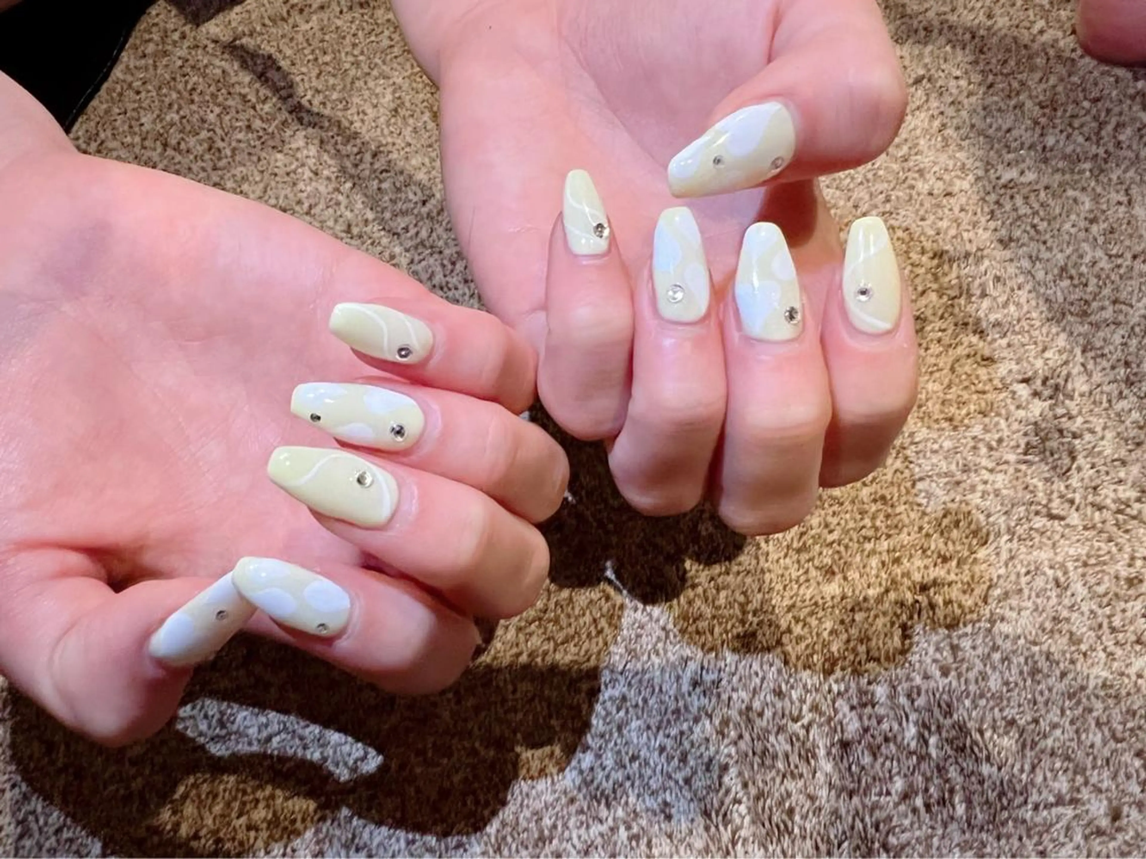 ネイル ハート ニュアンスネイル ストーンネイル 黄色 Nailist🌟 Wakanaのネイルデザイン