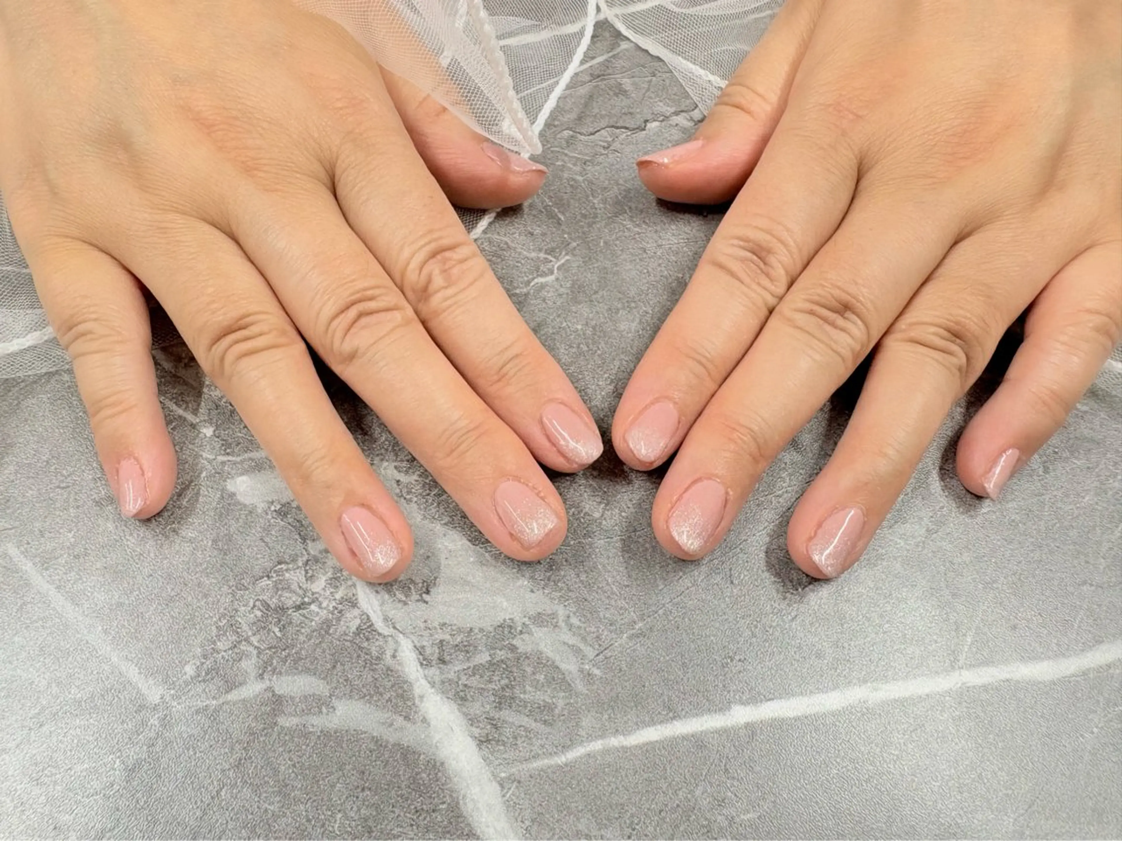 ネイル グラデーション オフィスネイル ピンク シルバー Bijou nail salon所属・Ｂijou chihiroのネイルデザイン