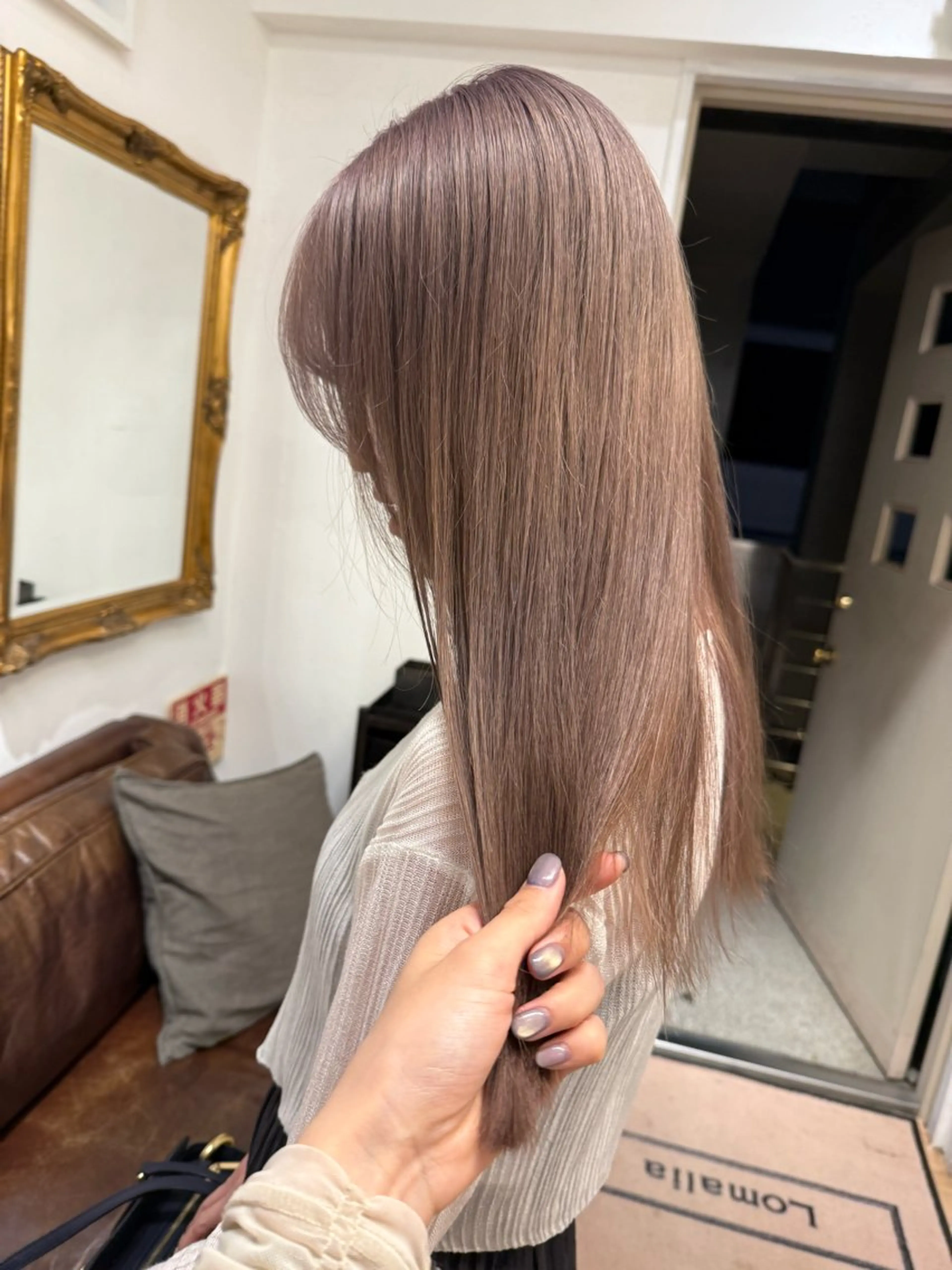 ロング カラー ミルクティー× グレージュMOMOのヘアスタイル