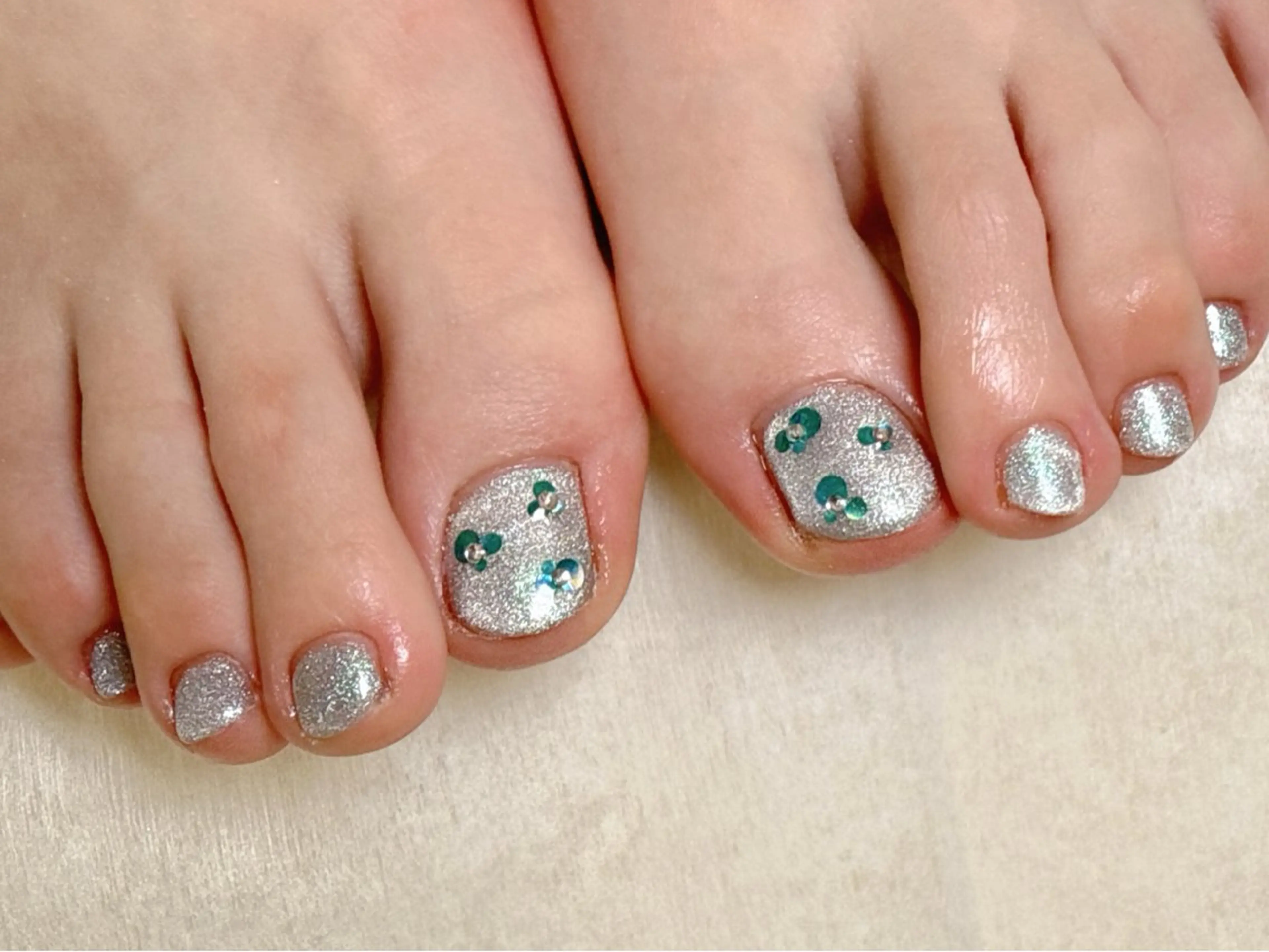 ネイル フットネイル グロー ネイルのネイルデザイン