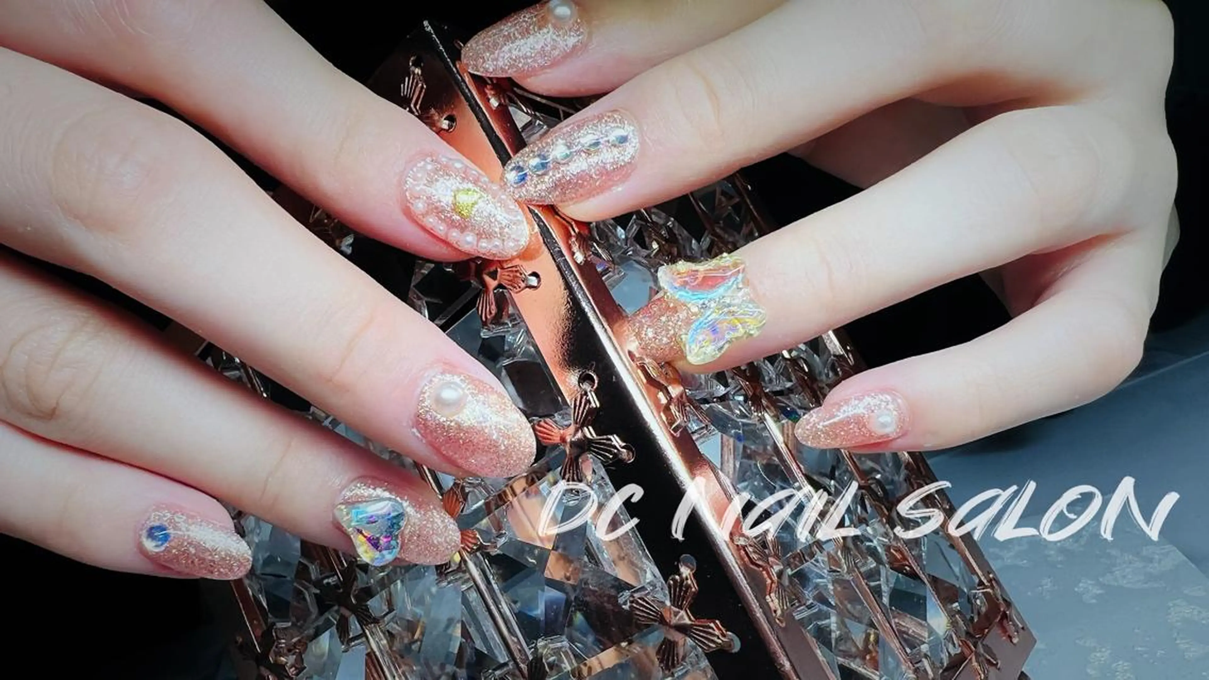 ネイル ハート ストーンネイル DC nail salonのネイルデザイン