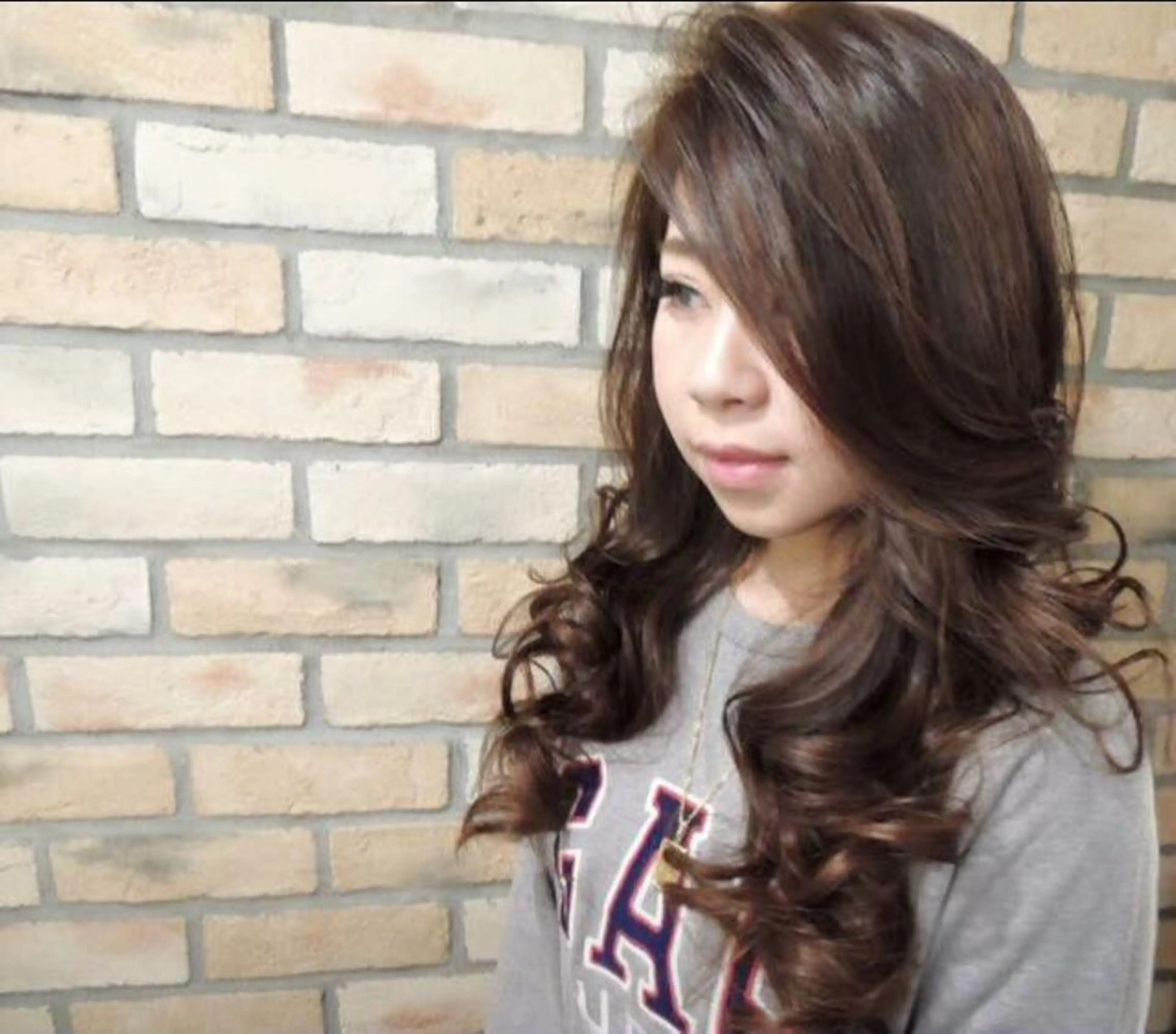 セミロング カラー ヘアアレンジ アッシュ かきあげバング DISCOHAIRsanc（ルジャルダン町田）所属・烏山 達也のヘアスタイル