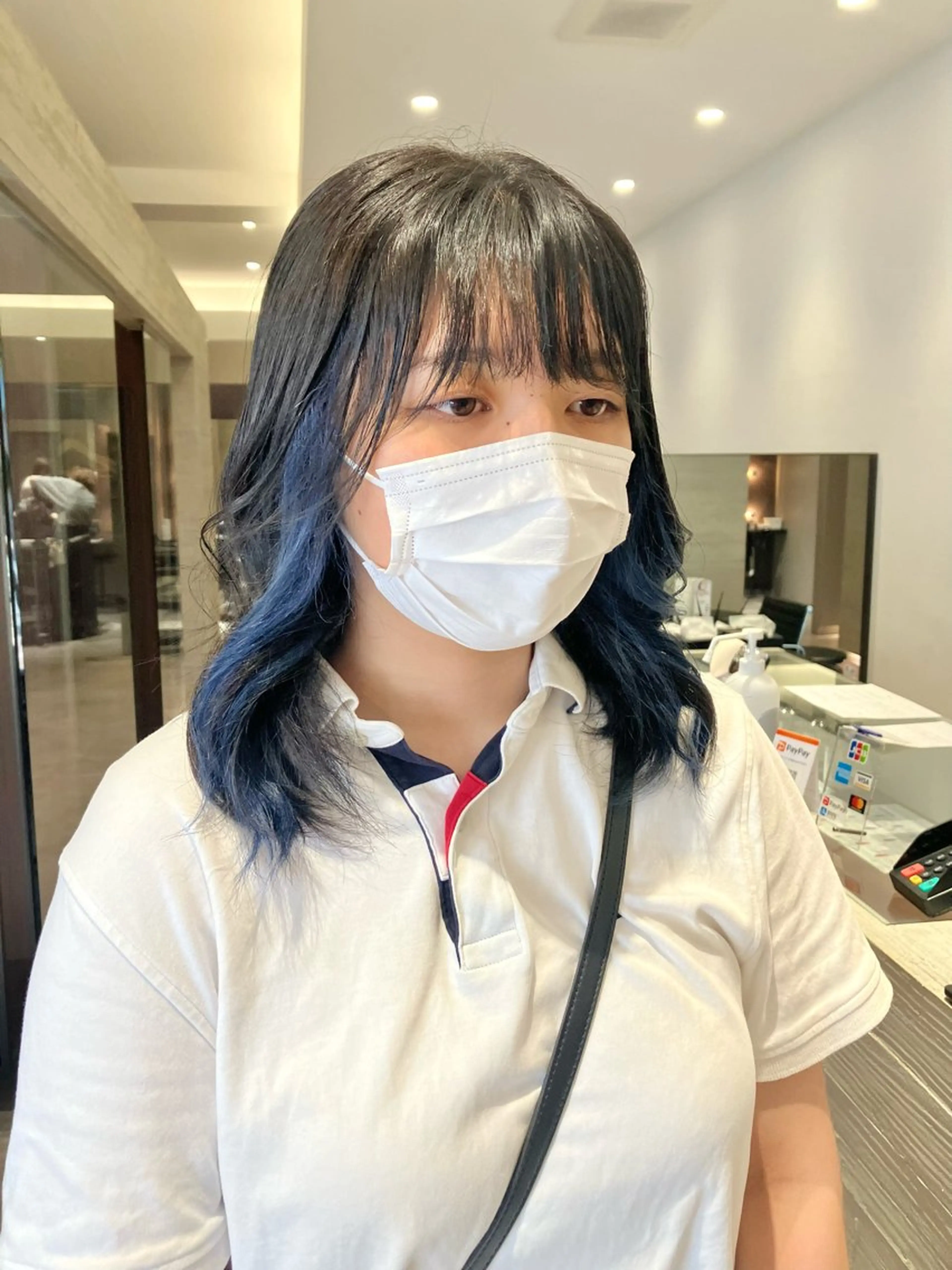 ミディアム カラー ブリーチ ブルーカラー サキ🤍ハイトーン 🩰くびれ巻きヘアのヘアスタイル