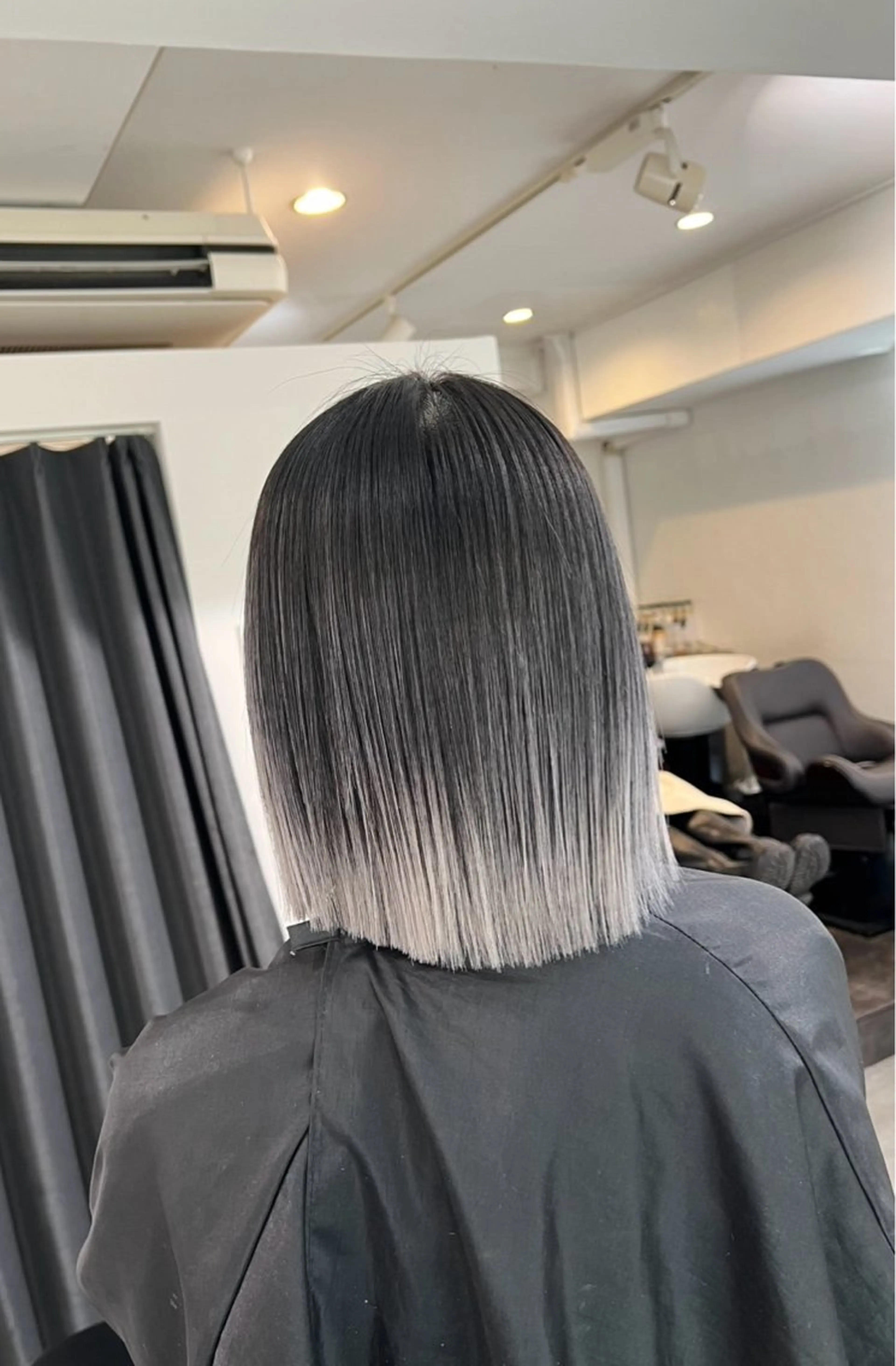 ショート カラー バレイヤージュ シルバー ホワイトシルバー レイヤーカット ヘアカラー トリートメント ROBIN所属・指名数No.1 /NAOYAのヘアスタイル