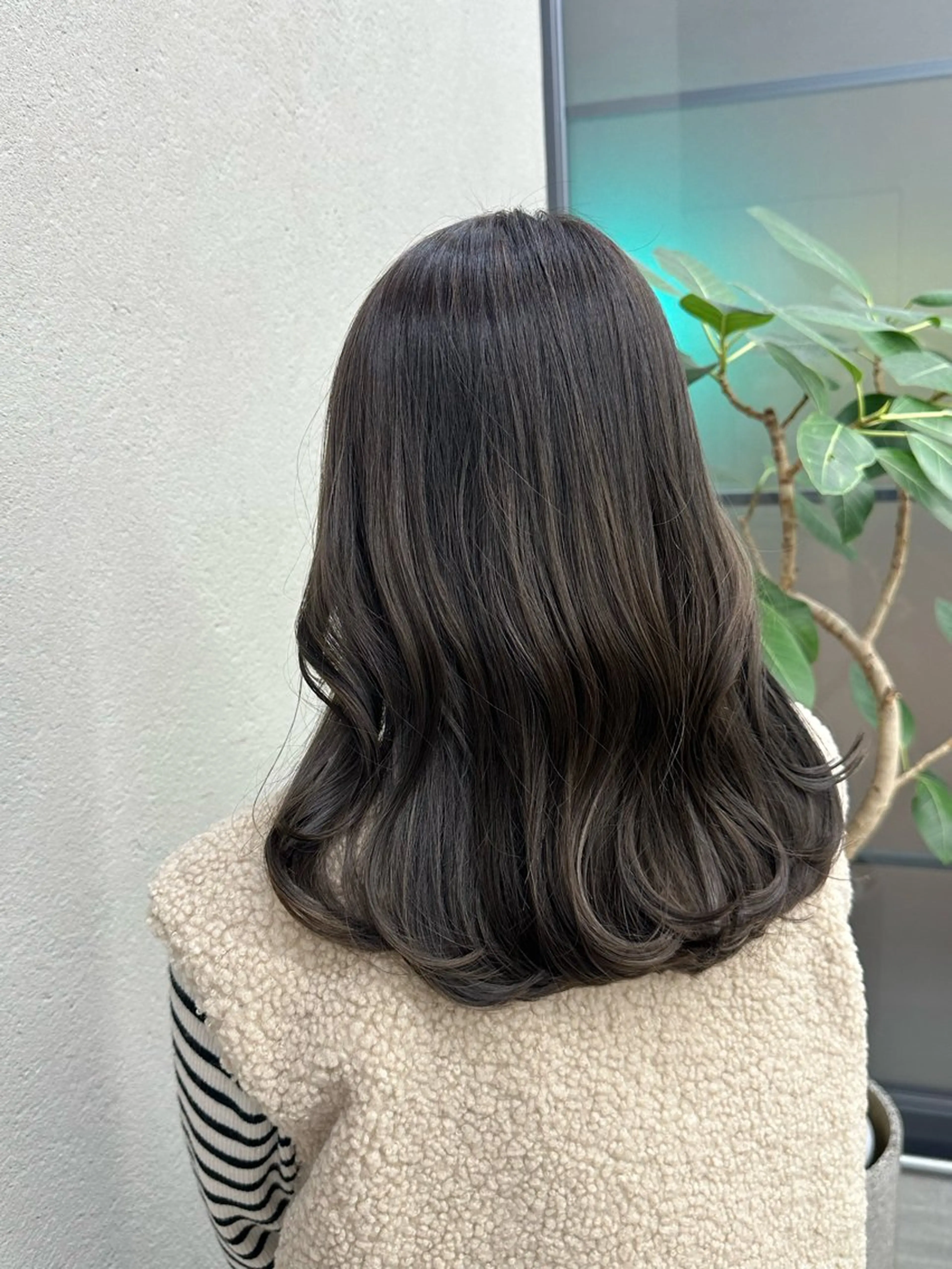 カラー グレージュ ハイライトカラー オリーブグレージュ オリーブグレー 💍透明感💍 上岡夕理香のヘアスタイル