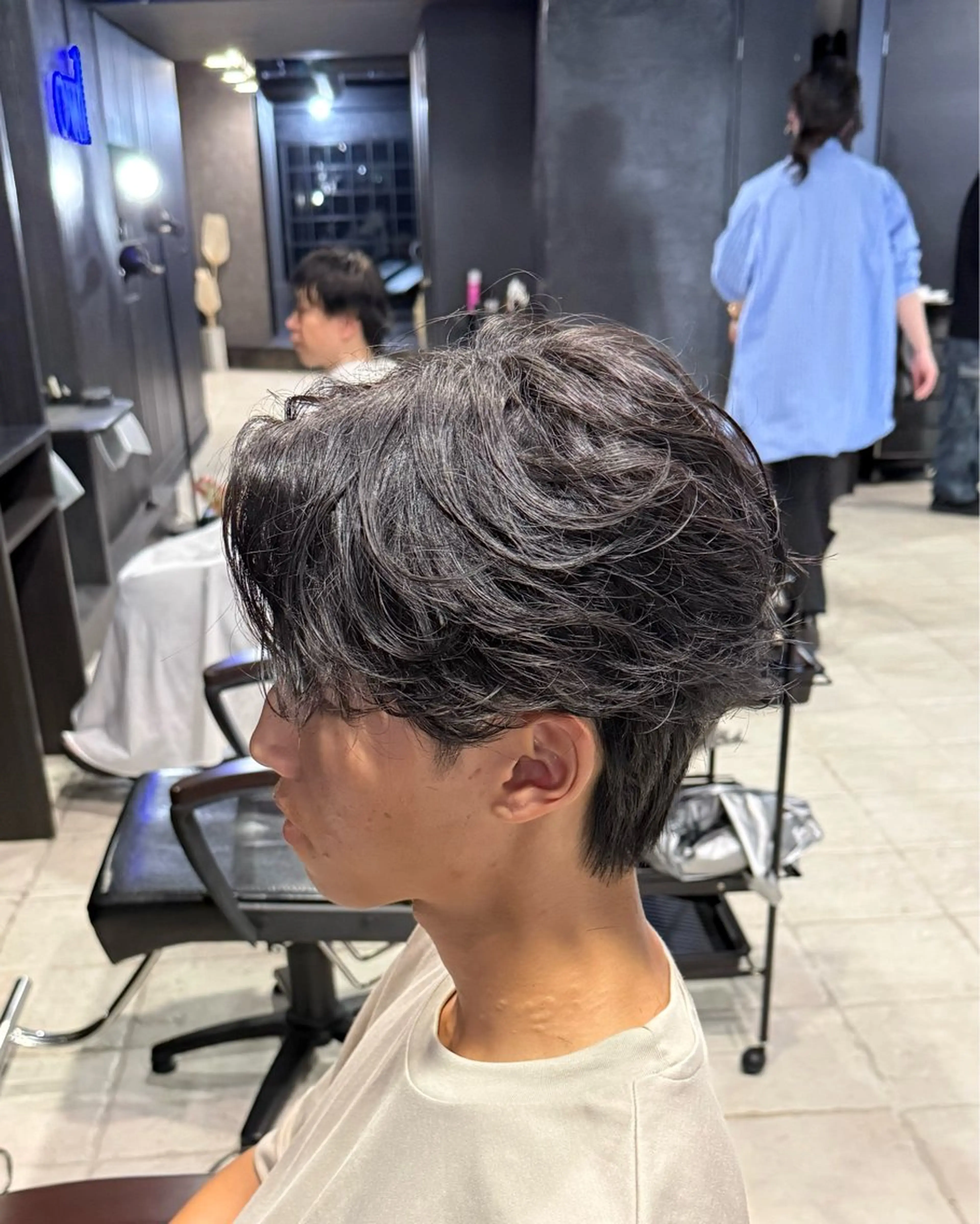 ミディアム パーマ メンズ ミディアムパーマ センターパート フェザーパーマ メンズパーマ カット パーマ 難波/メンズウルフ・ フェザーパーマ鶴田文のヘアスタイル