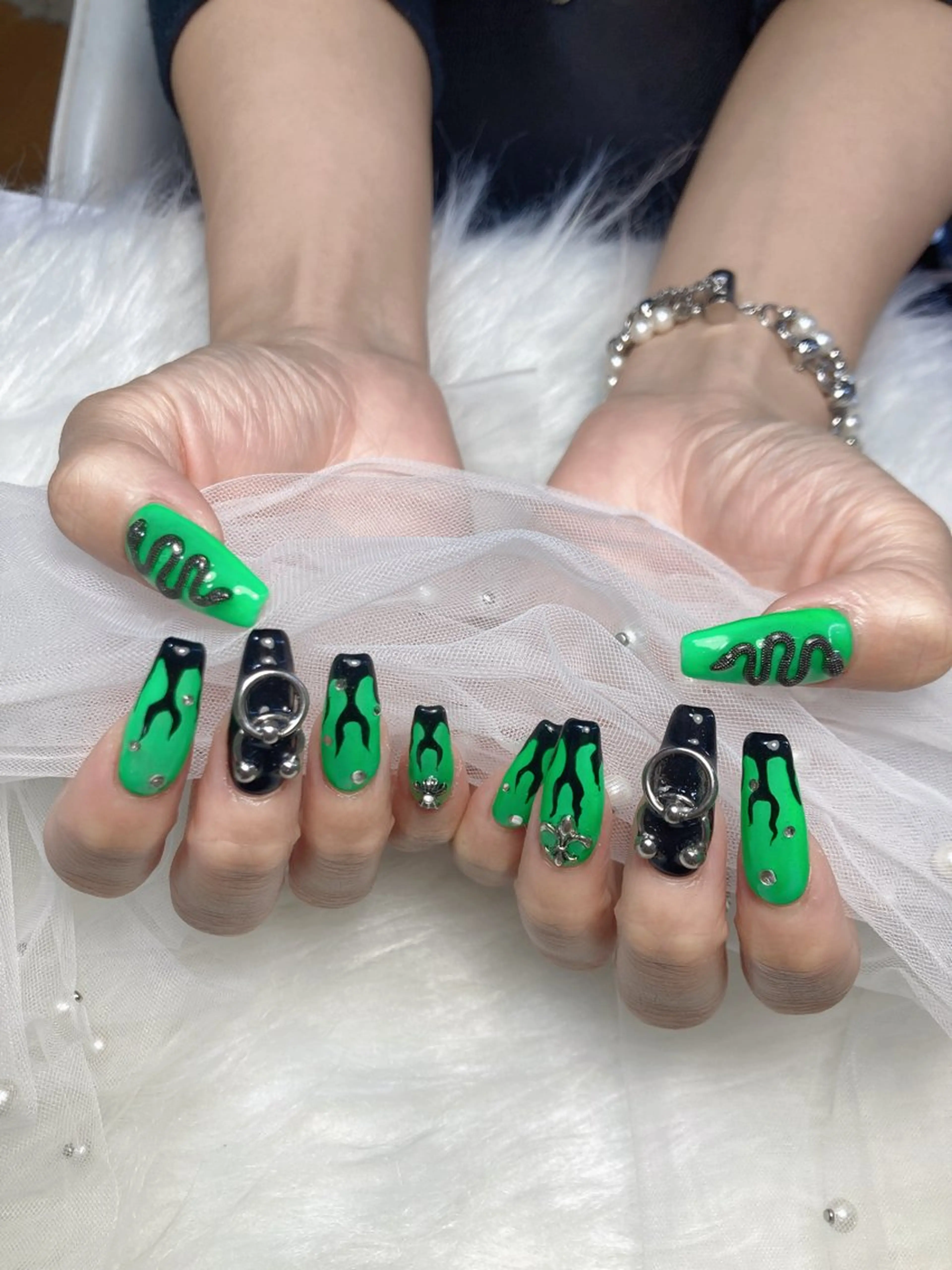 ネイル U·Mi nail salon所属・U·MI 長さ出し専門店のネイルデザイン