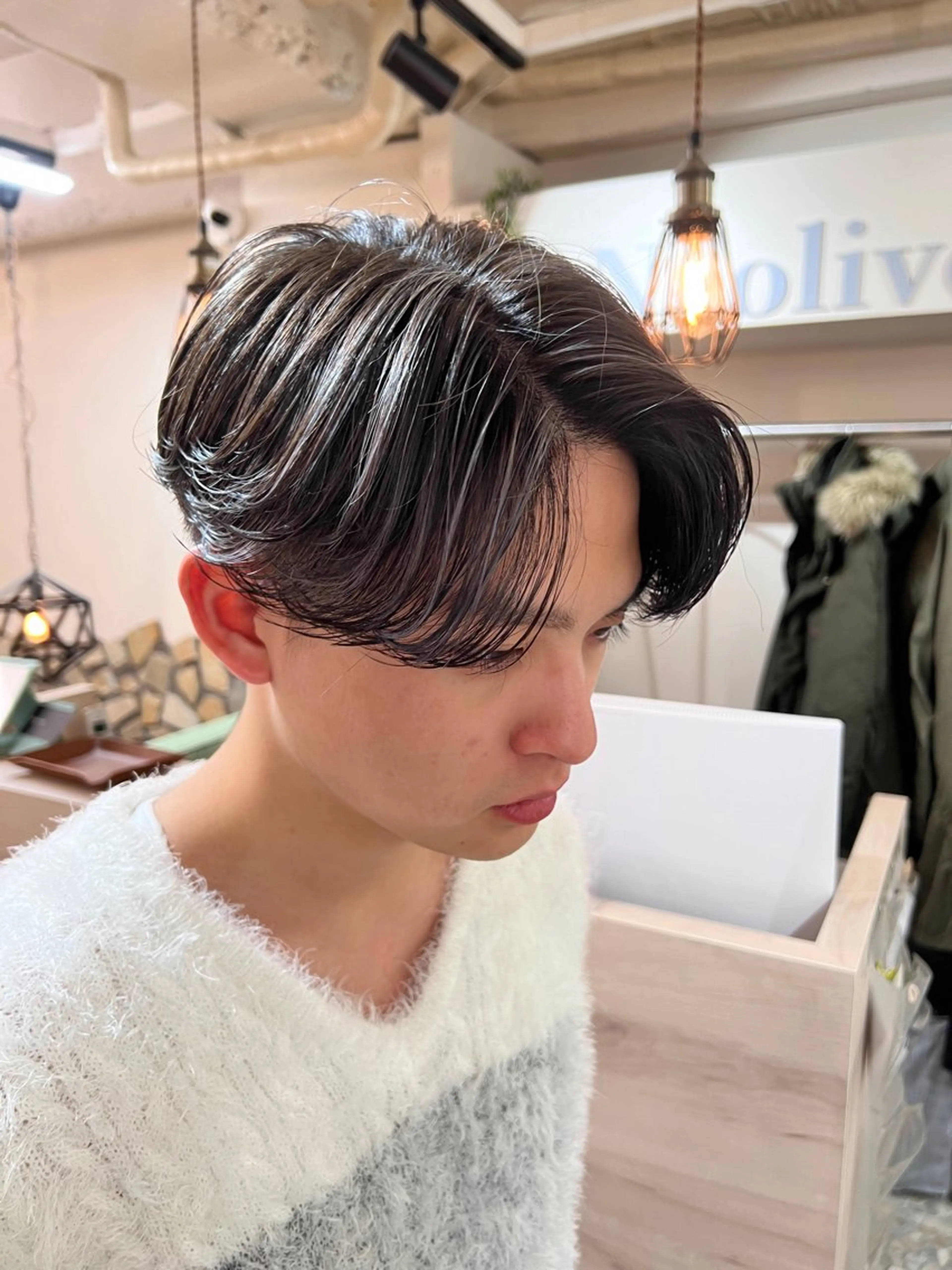 ミディアム パーマ メンズ ミディアムパーマ センターパート メンズ韓国風 メンズパーマ 韓国風ヘア カット ヘアカラー メンズカットパーマ ✂️ JOYAのヘアスタイル