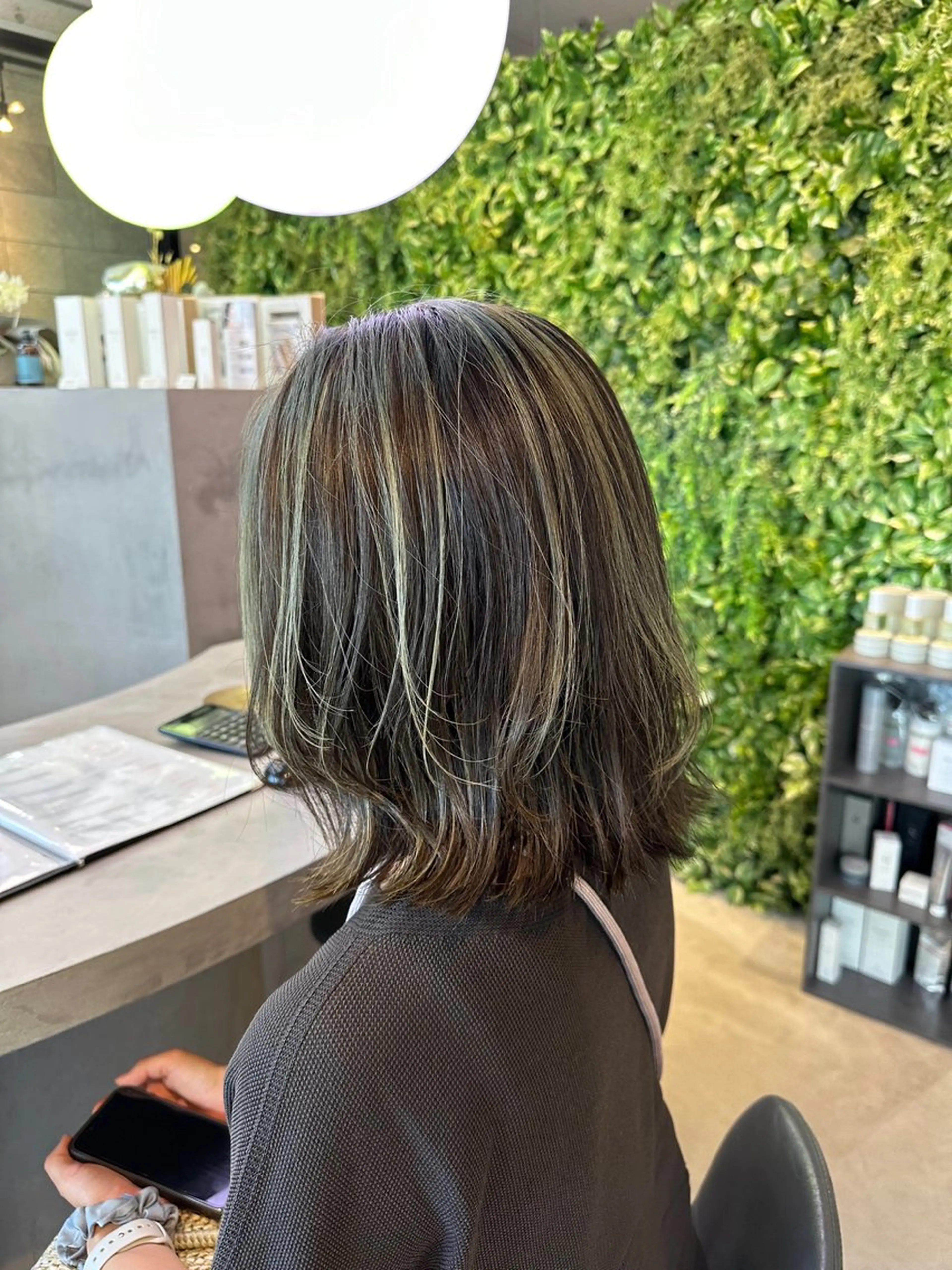 ミディアム ハイライト 佐々木 彩乃のヘアスタイル