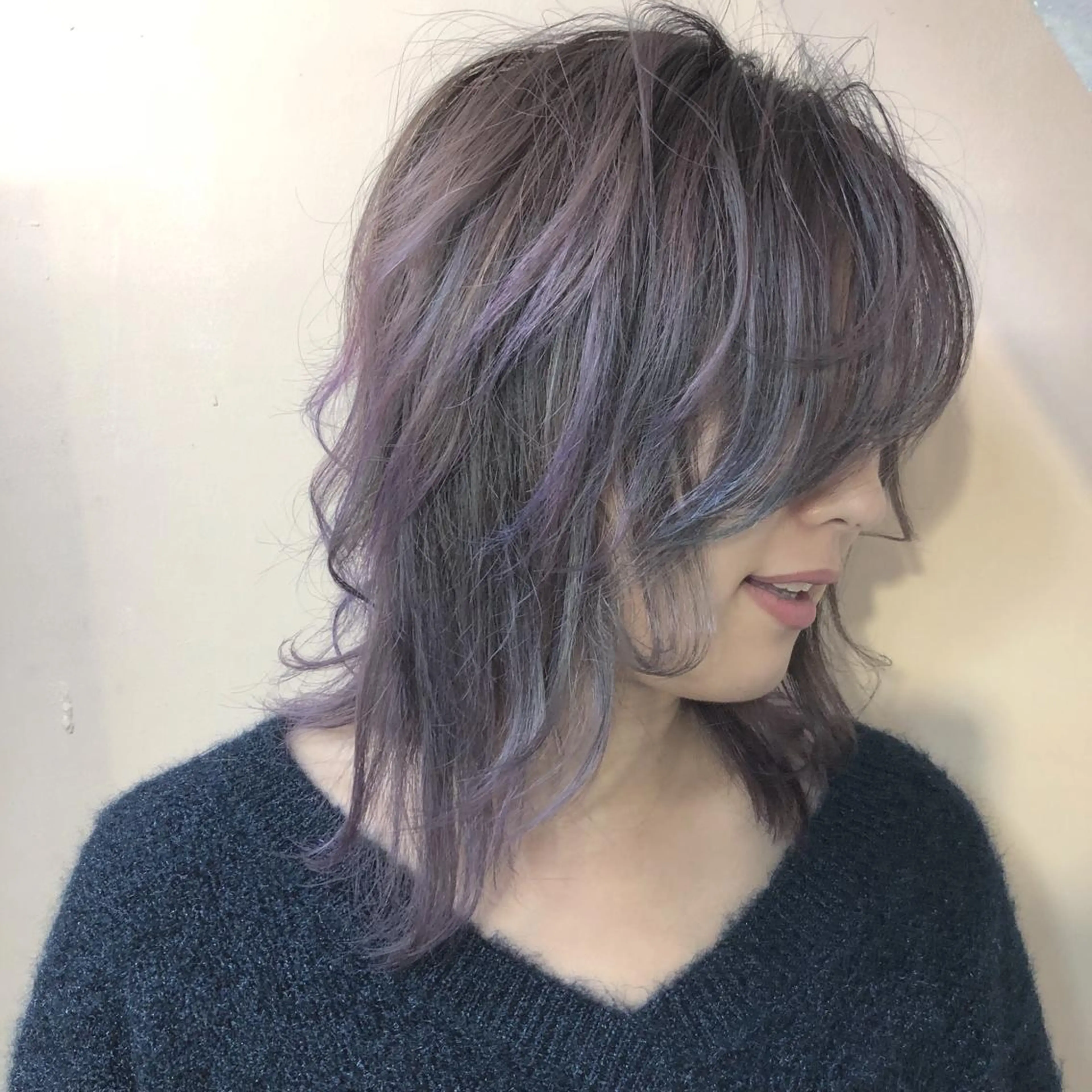 ミディアム パープルカラー ハイレイヤー レイヤーカット ORIKA 美容室のヘアスタイル