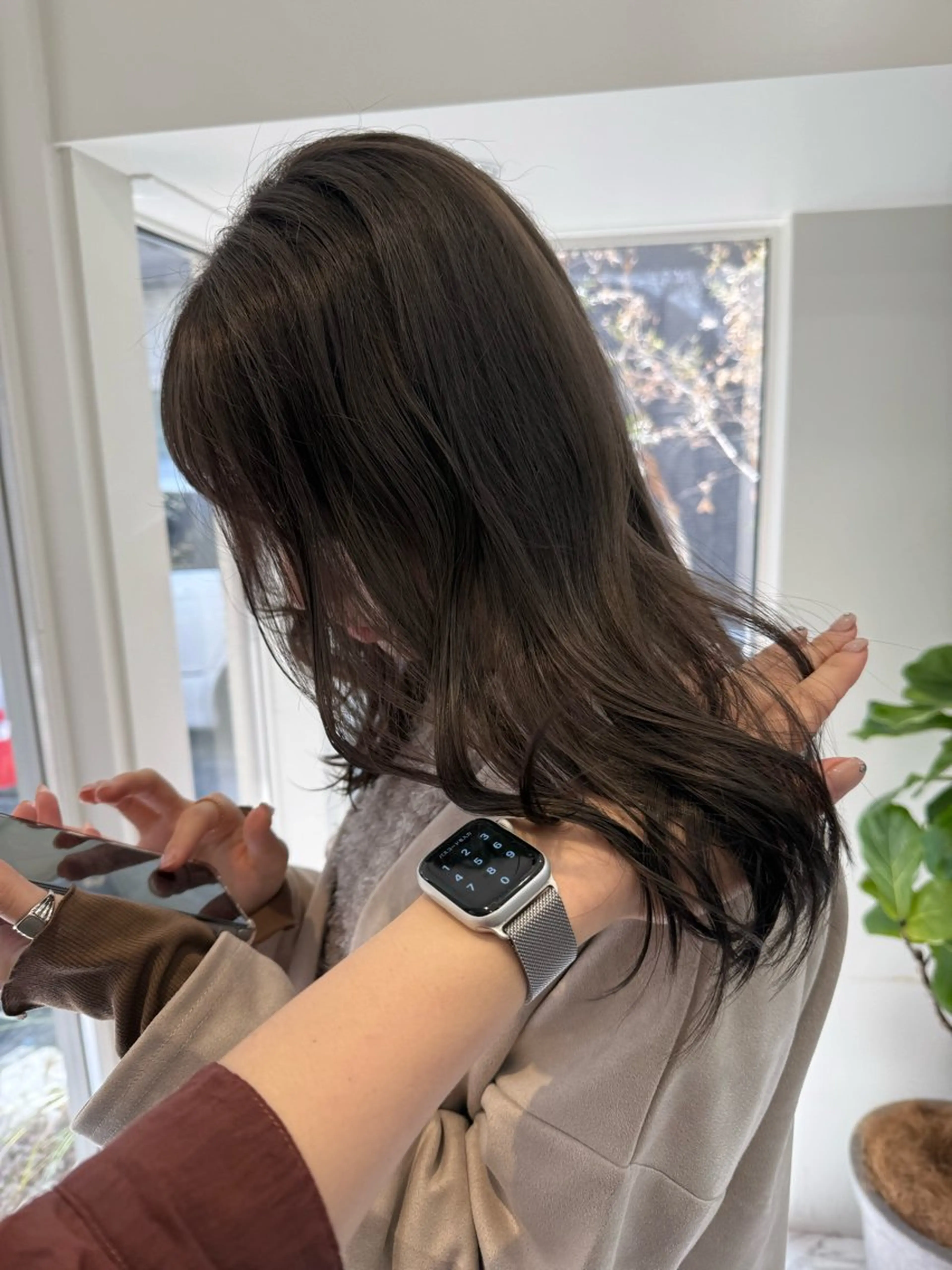 セミロング カラー ミルクティー× グレージュMOMOのヘアスタイル