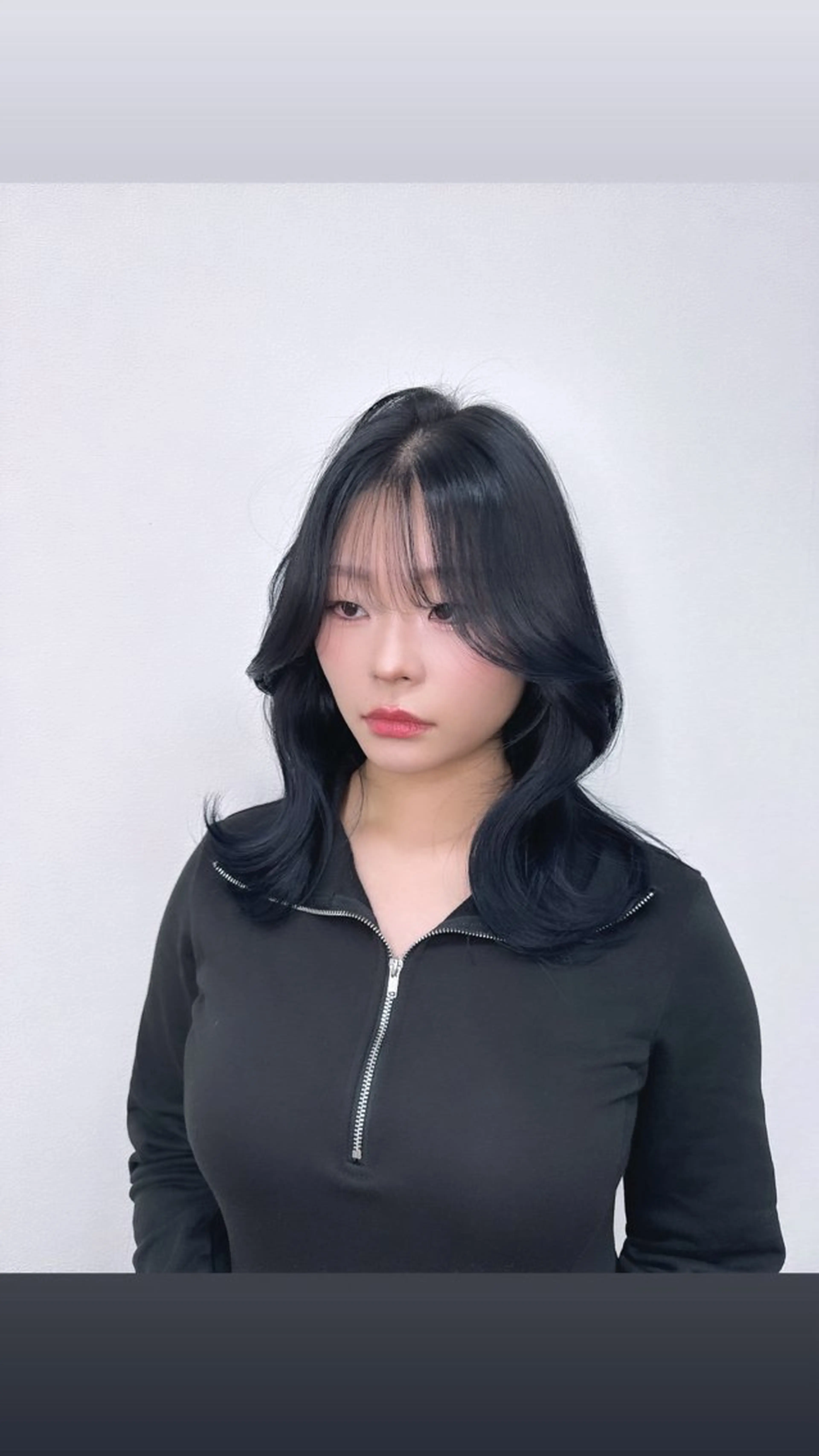 セミロング カラー ヘアアレンジ 黒髪 ブルーカラー ブルーブラック くびれヘア 韓国風ヘア カット ヘアカラー トリートメント 酸性縮毛矯正🧴韓国 レイヤー/髪質改善のヘアスタイル