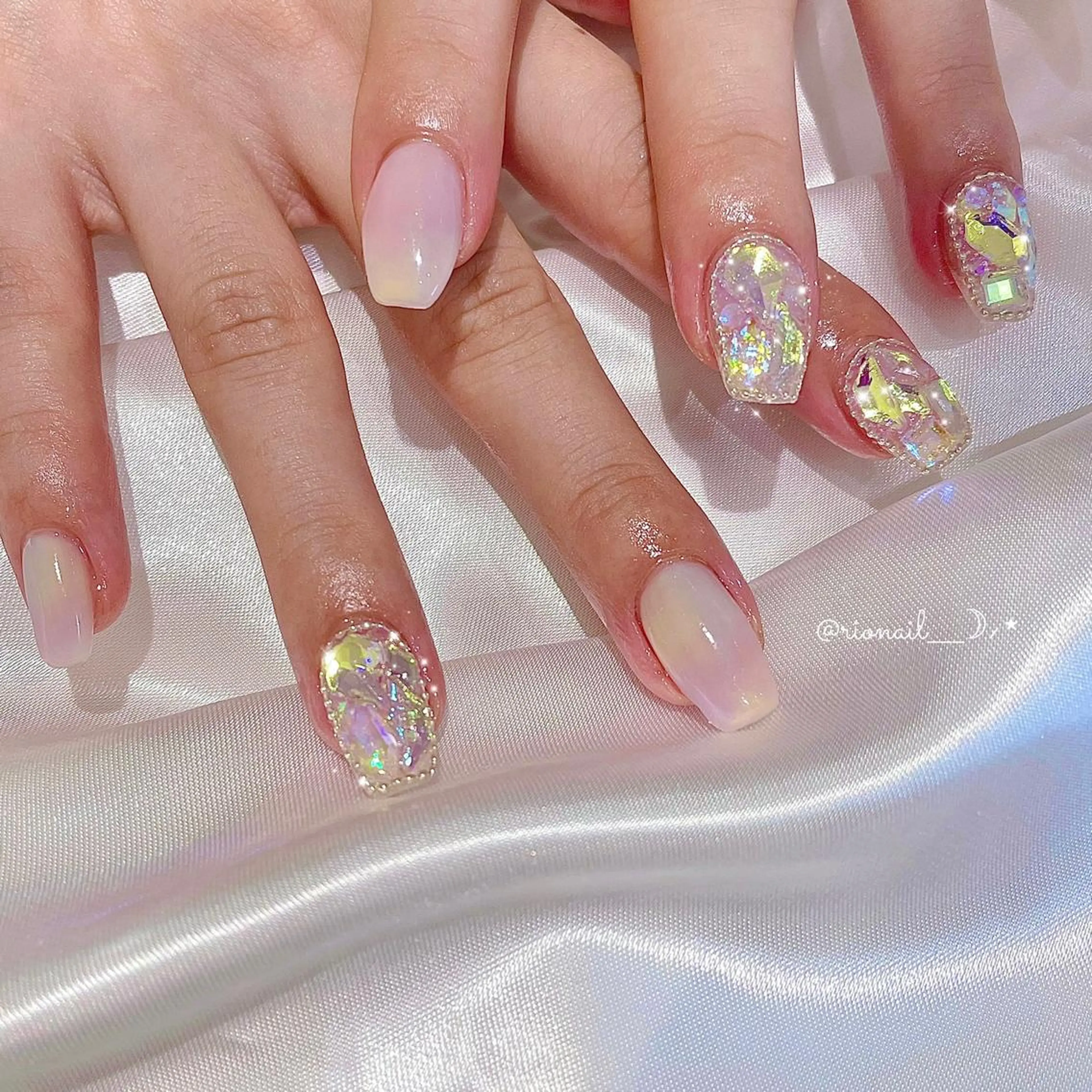 ネイル オーロラネイル ハンドネイル 𝘙𝘪𝘰𝘯𝘢 ...🕯🤍のネイルデザイン