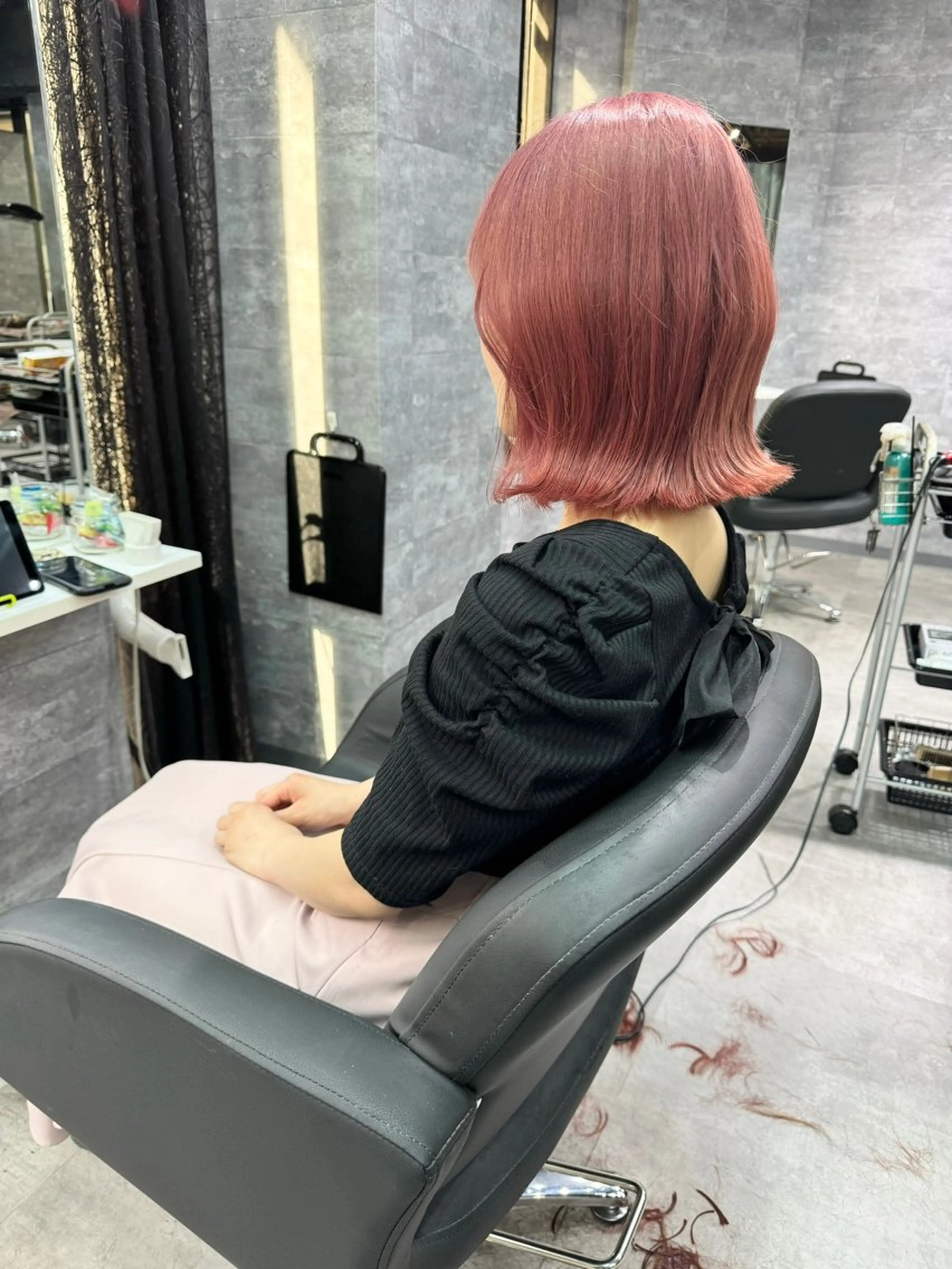 ミディアム カット ヘアカラー トリートメント RAISE by_WHITEのヘアスタイル