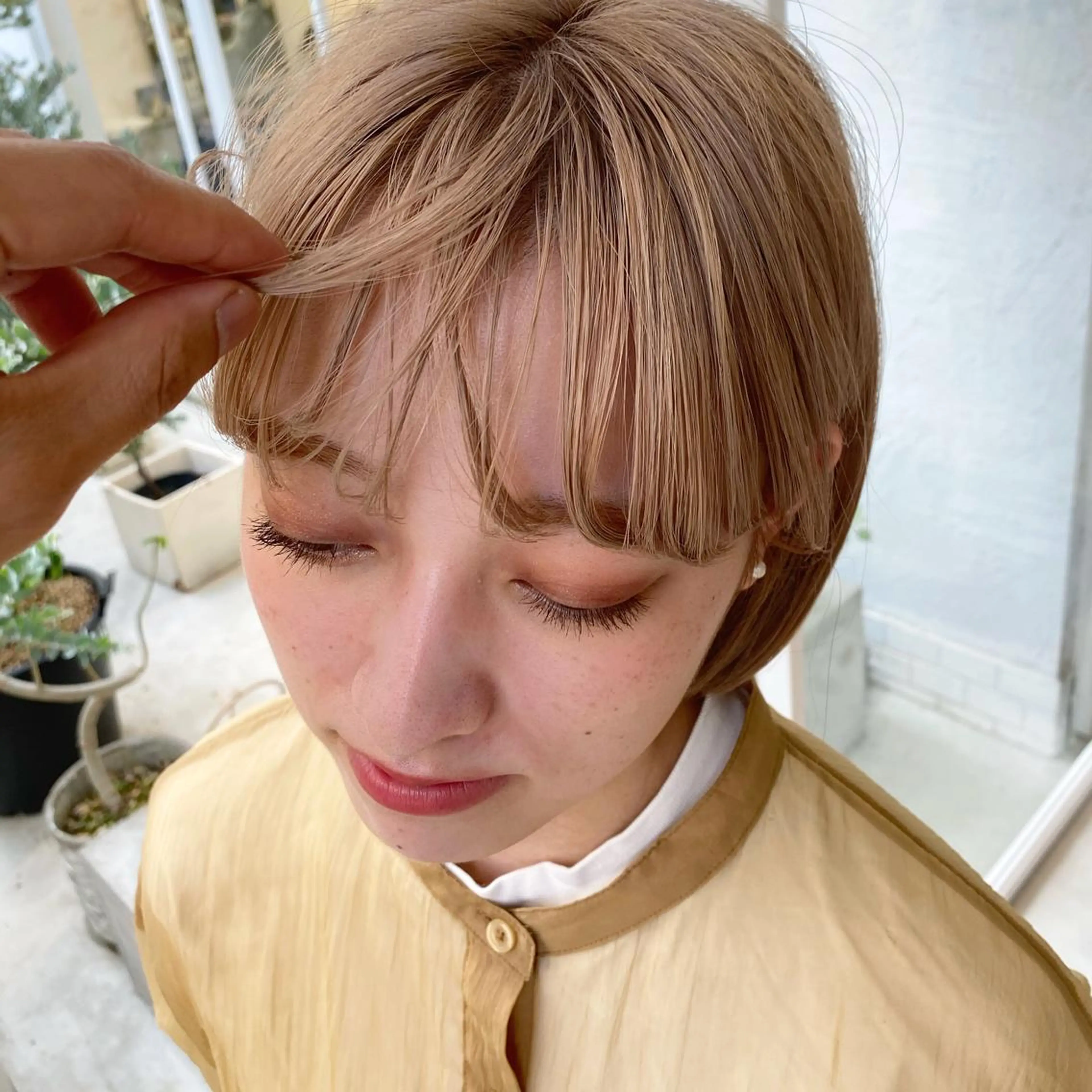 ショート カラー ベージュカラー ミルクティーベージュ ボブ ブリーチカラーが人気 onnuのヘアスタイル