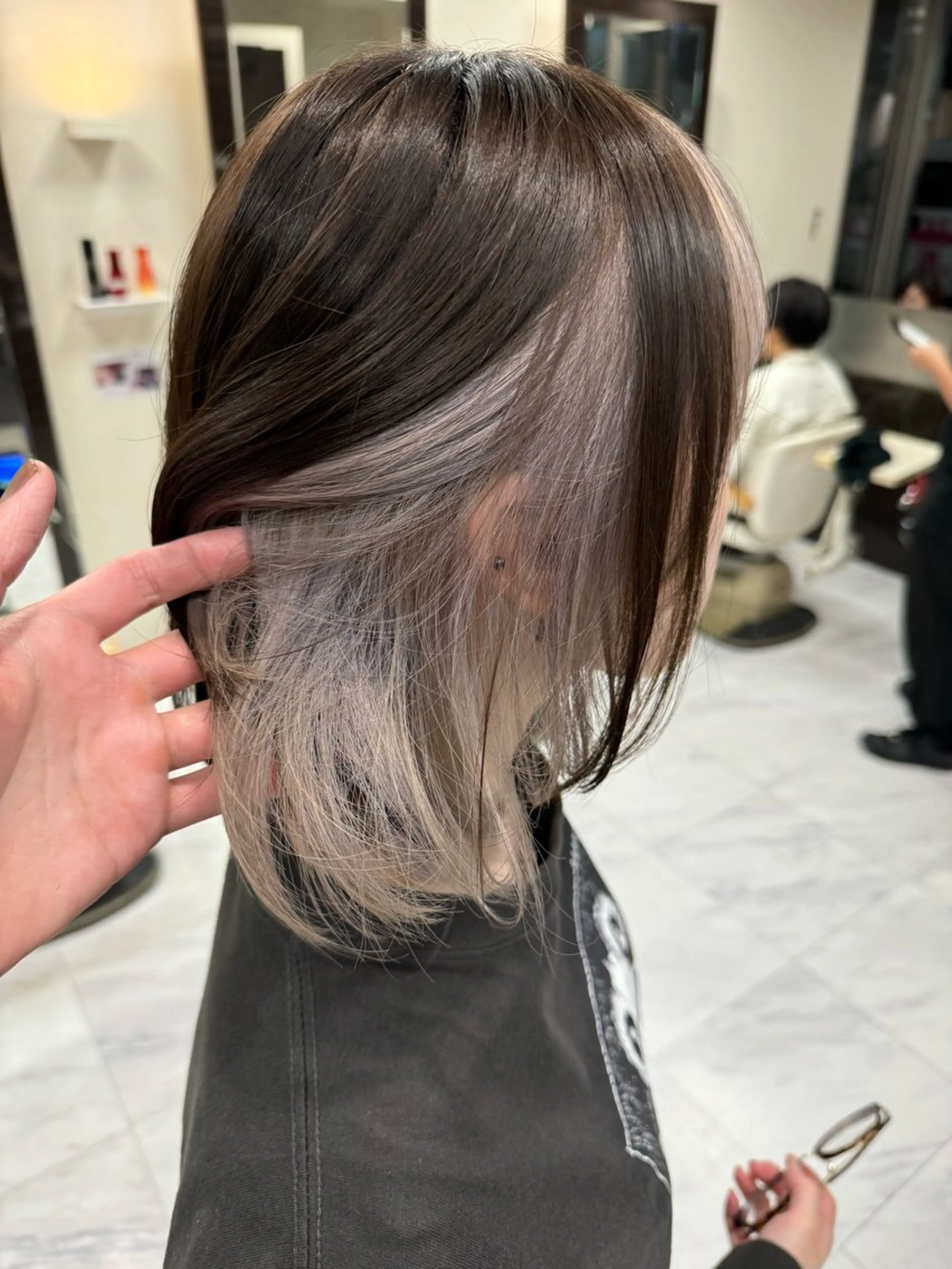 ミディアム カラー ヘアアレンジ 切りっぱなしボブ アッシュ アッシュブラウン ミストバング ブリーチ カット ヘアカラー トリートメント 目黒 碧人のヘアスタイル