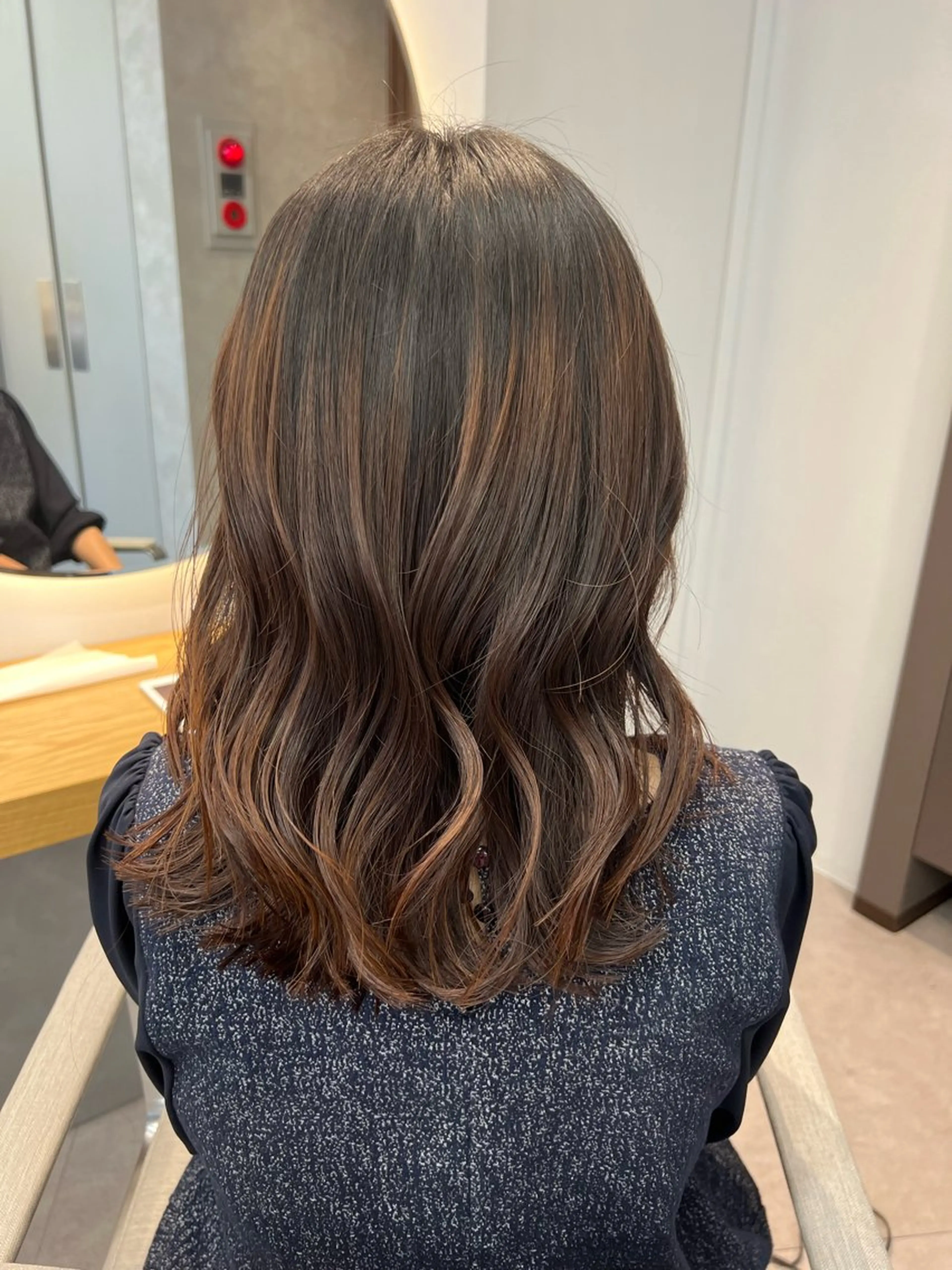 ミディアム カラー 小森聖奈 韓国風レイヤーカットのヘアスタイル