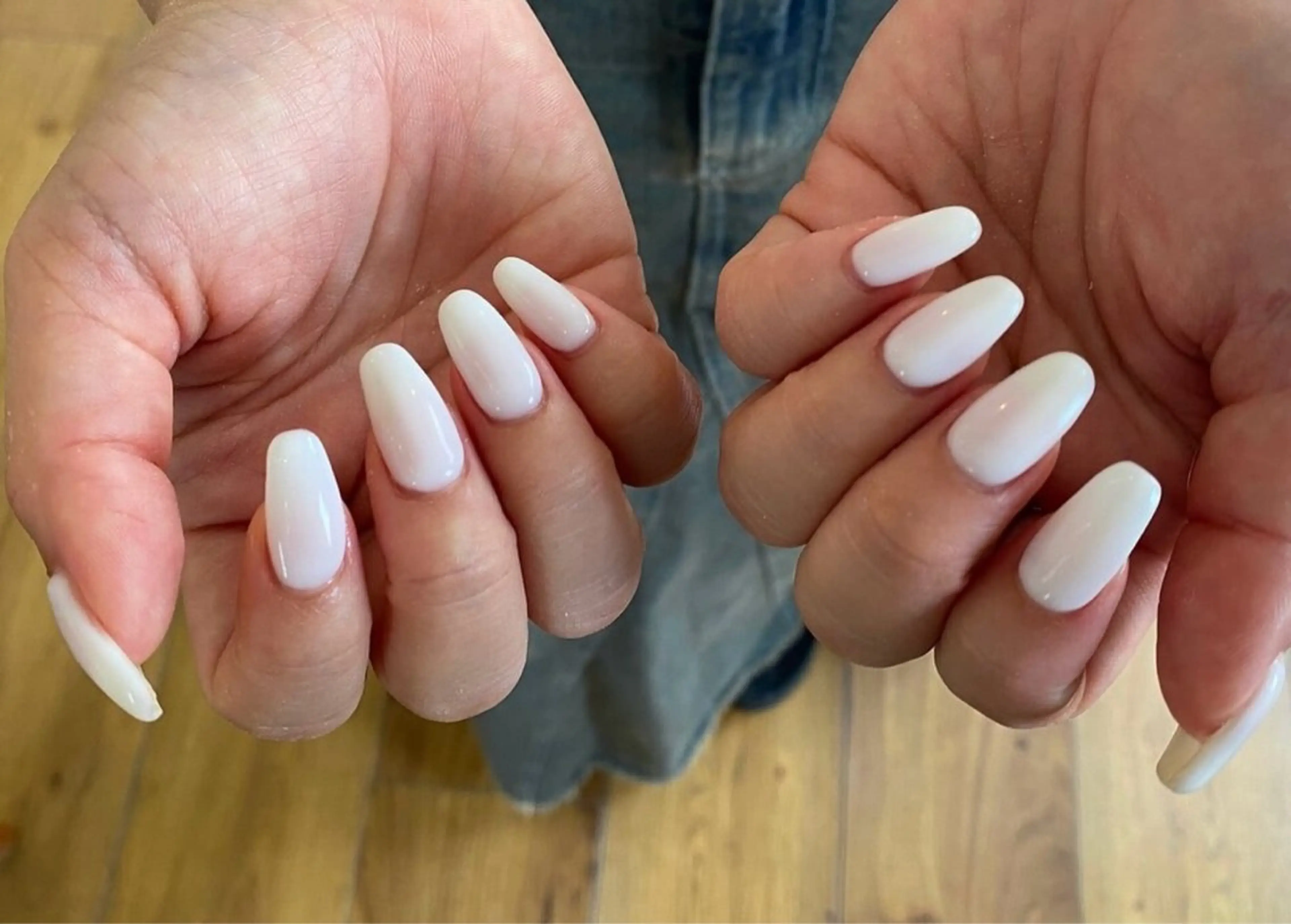 ネイル ロングネイル シンプルネイル ブライダルネイル ホワイト ハンドネイル NailLife🌿 矢場町Maiアートのネイルデザイン