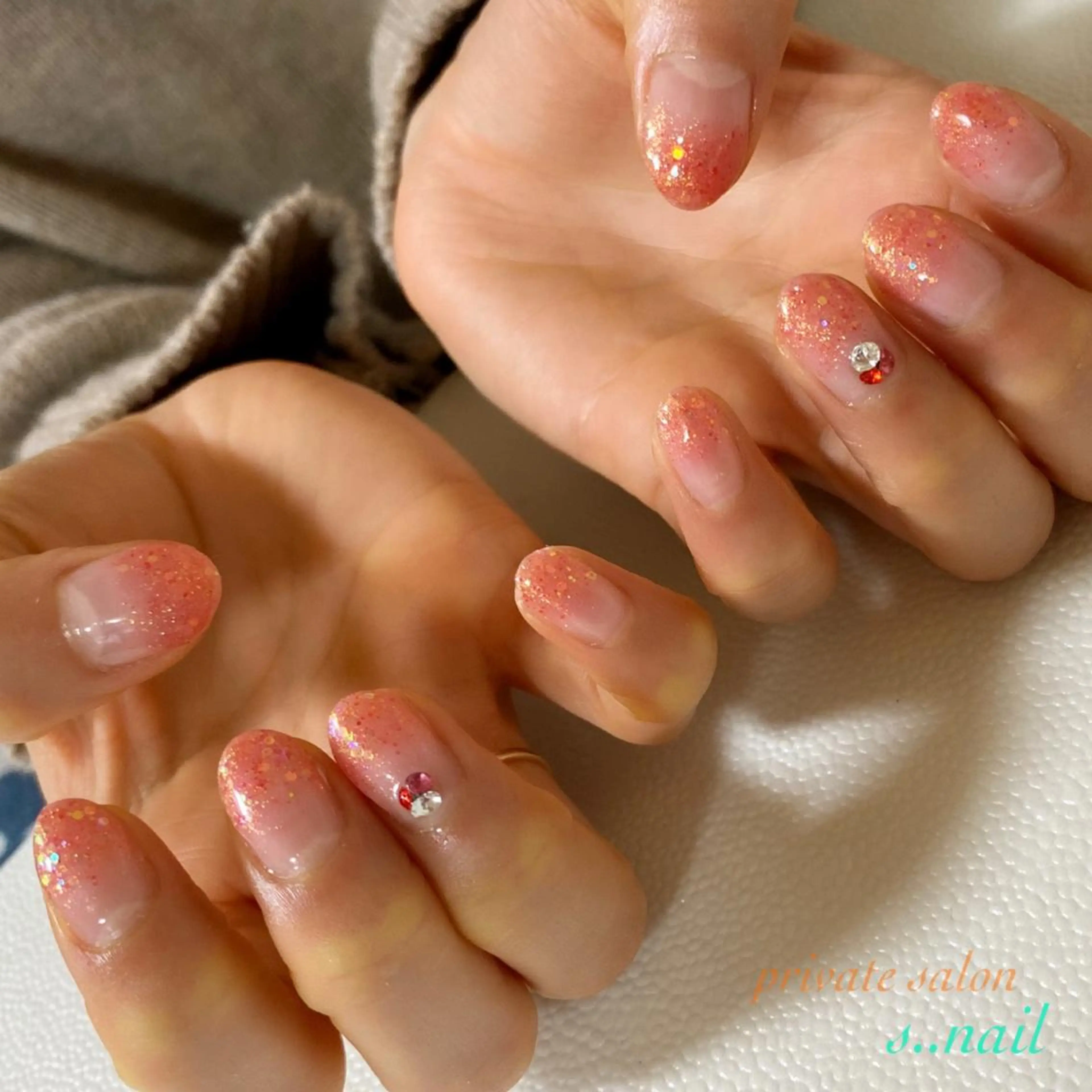 ネイル ラメ(グリッター) ラメグラデーション 赤色 ストーンネイル s..nail / MORITAのネイルデザイン