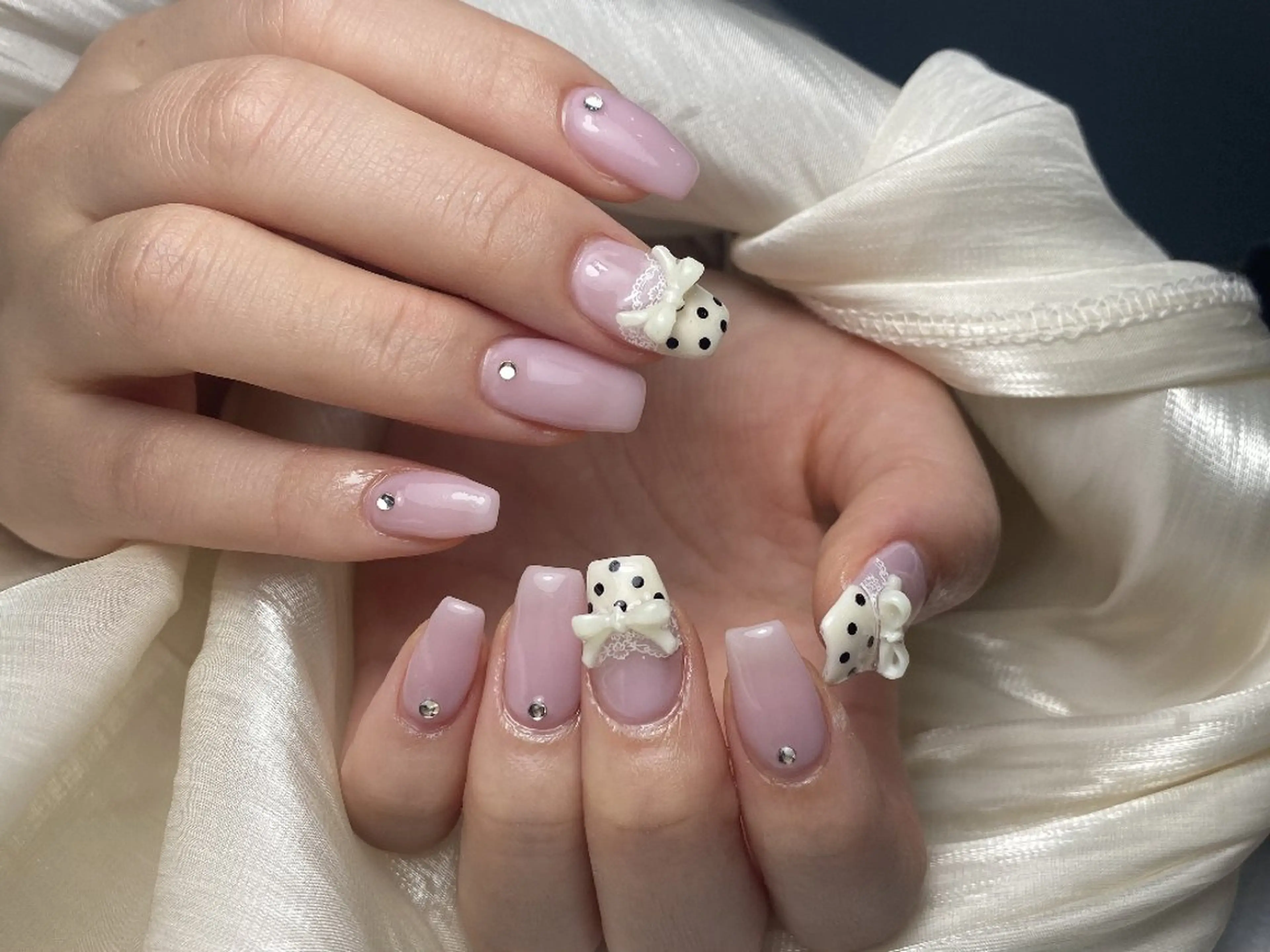 ネイル チークネイル フレンチネイル ジェルネイル ガーリー キラキラネイル ハンドネイル UM Nail Salonのネイルデザイン