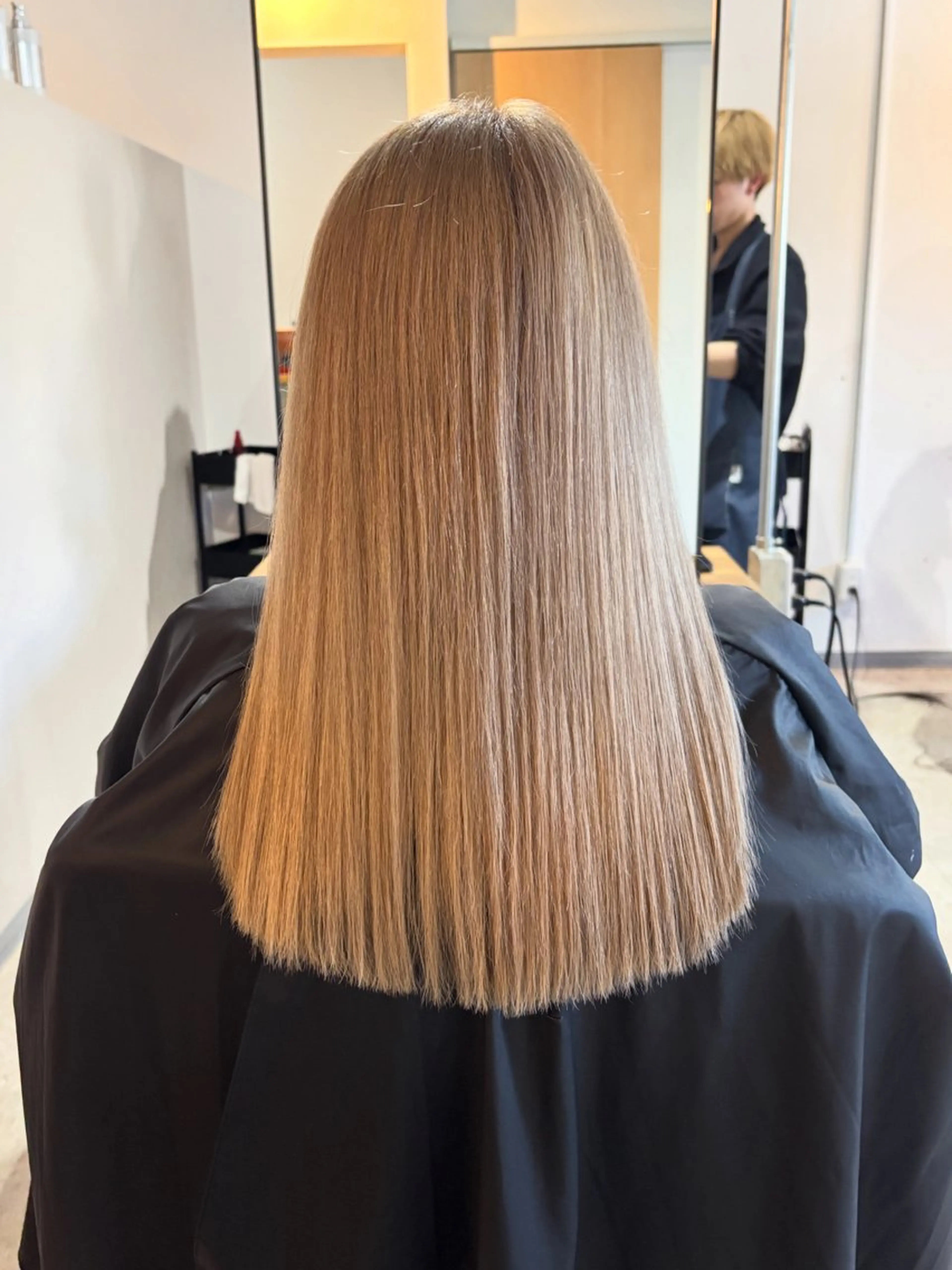 セミロング ブリーチカラー🤍 髪質改善🌟のヘアスタイル