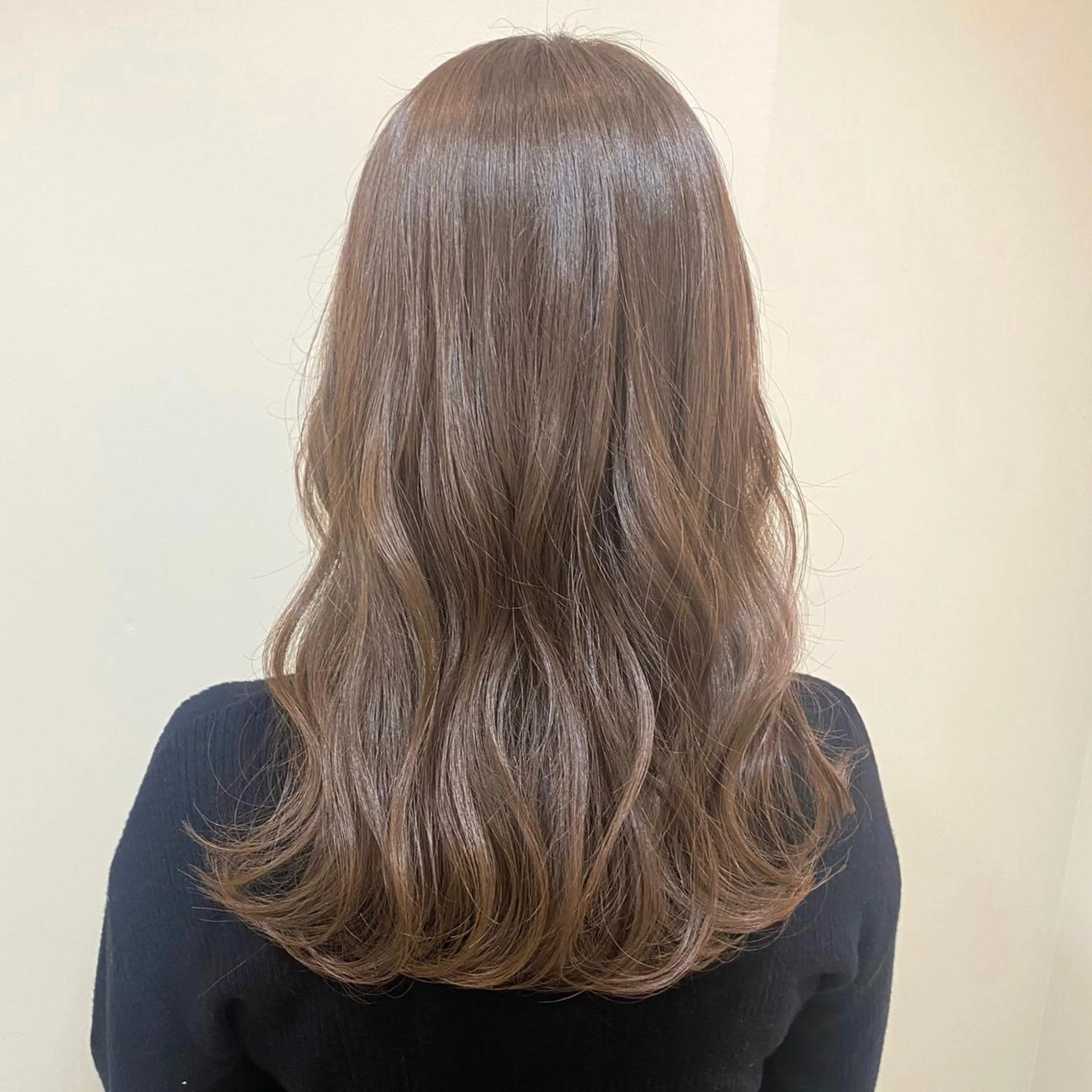 セミロング カラー ANNA ／艶髪／ハイトーンのヘアスタイル