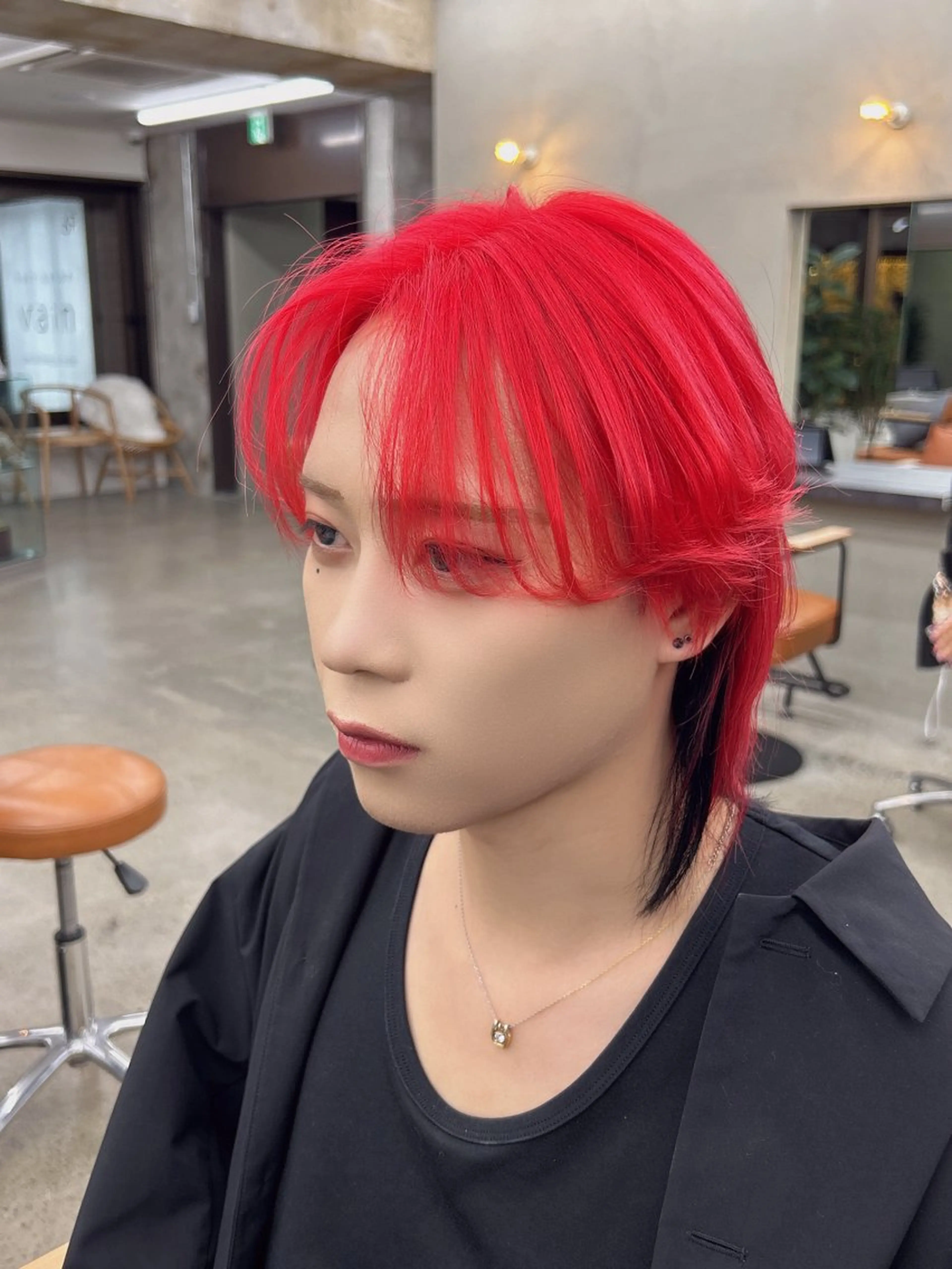 ミディアム メンズ メンズインナーカラー ハイトーン/ ホワイトカラー 彩のヘアスタイル