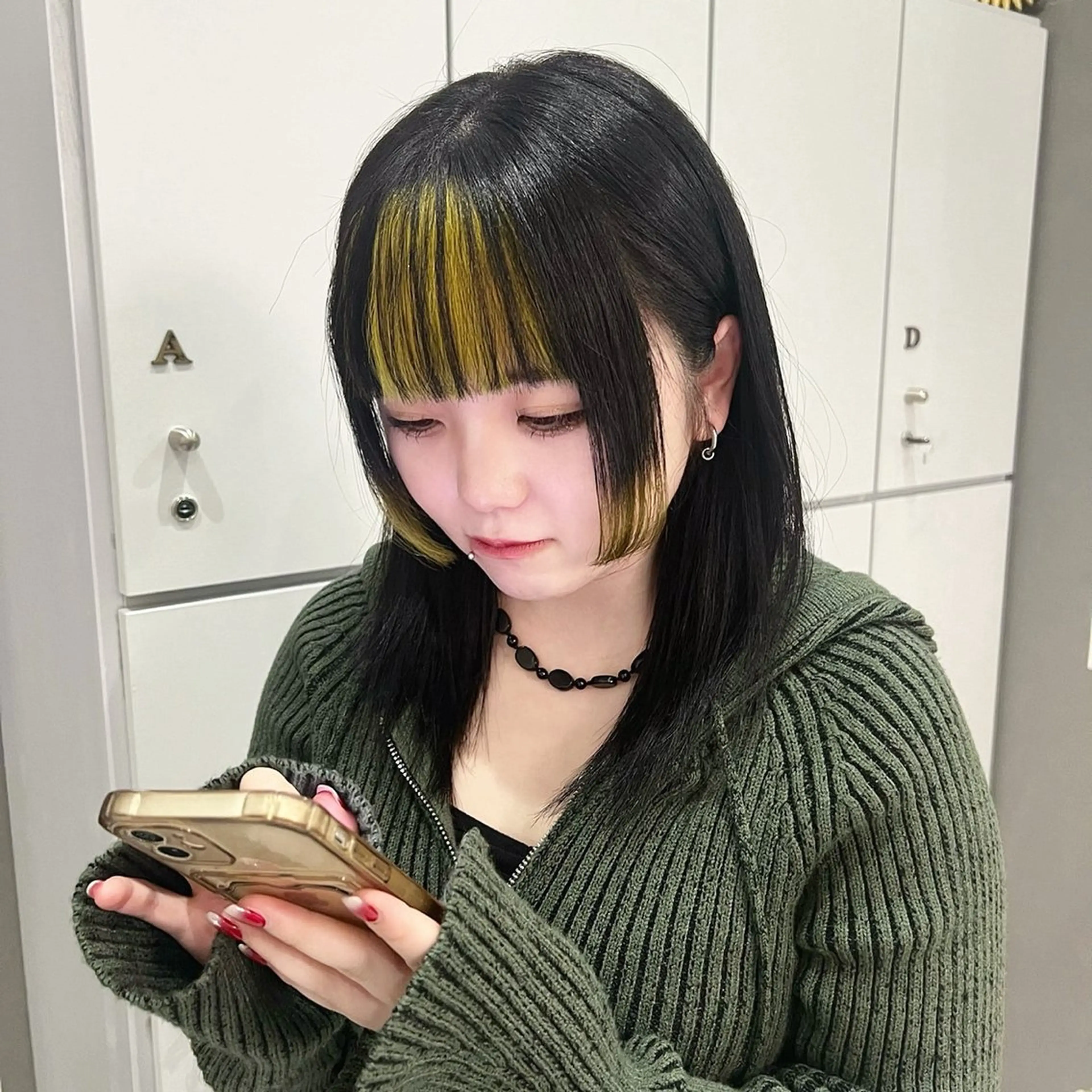 ミディアム カラー デザインカラー イエローカラー 顔周りカット 姫カット 佐々木 愛実のヘアスタイル