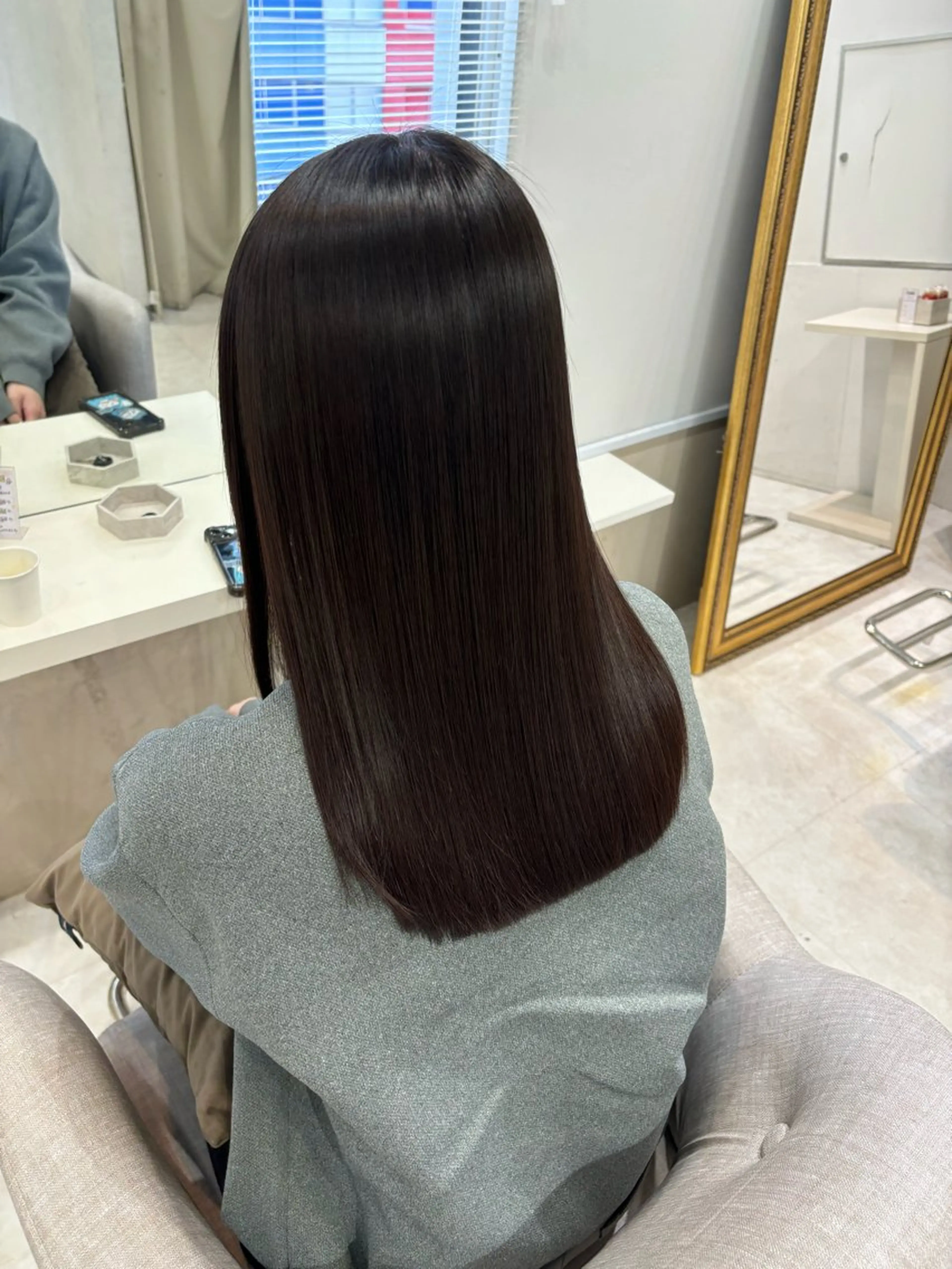 ミディアム カット ヘアカラー 縮毛矯正 トリートメント 酸性縮毛矯正 Coreすずのヘアスタイル