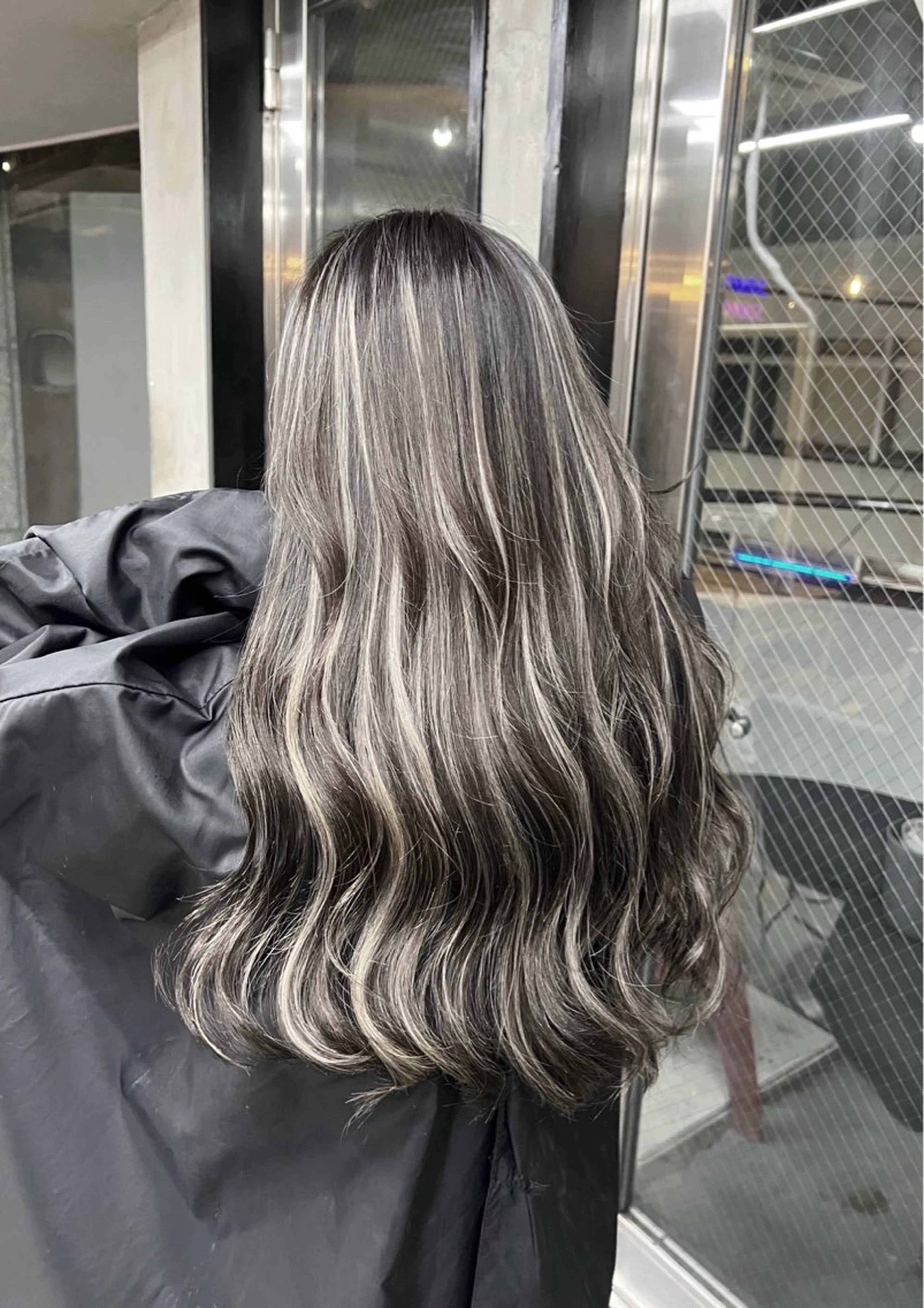 ロング カラー ダークグレー ダークグレージュ グレージュ ハイライトカラー ハイライト ヘアカラー トリートメント ROBIN所属・指名数No.1 /NAOYAのヘアスタイル