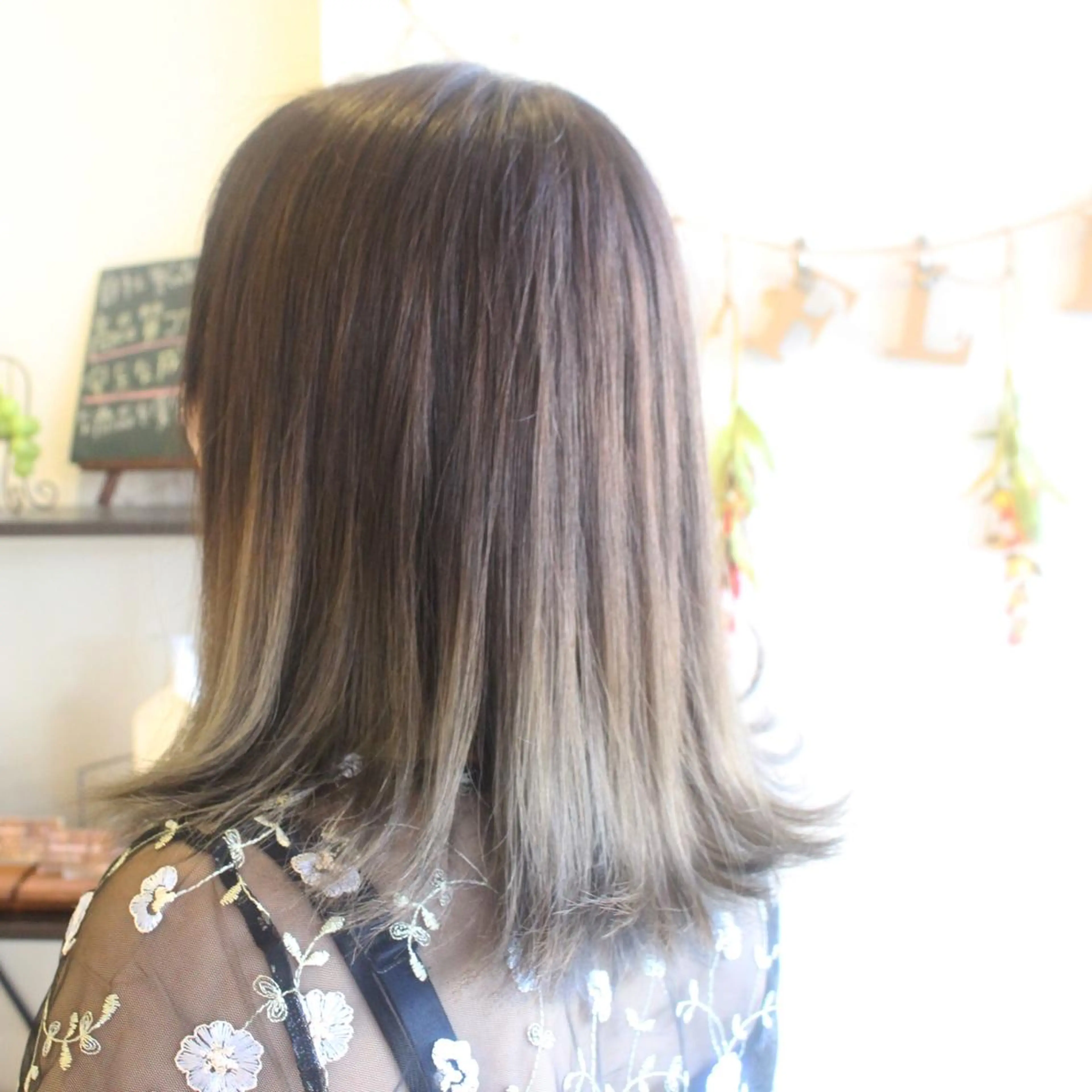 セミロング カラー ブリーチ グラデーションカラー ハイライトカラー ハイライト 松本 美香のヘアスタイル