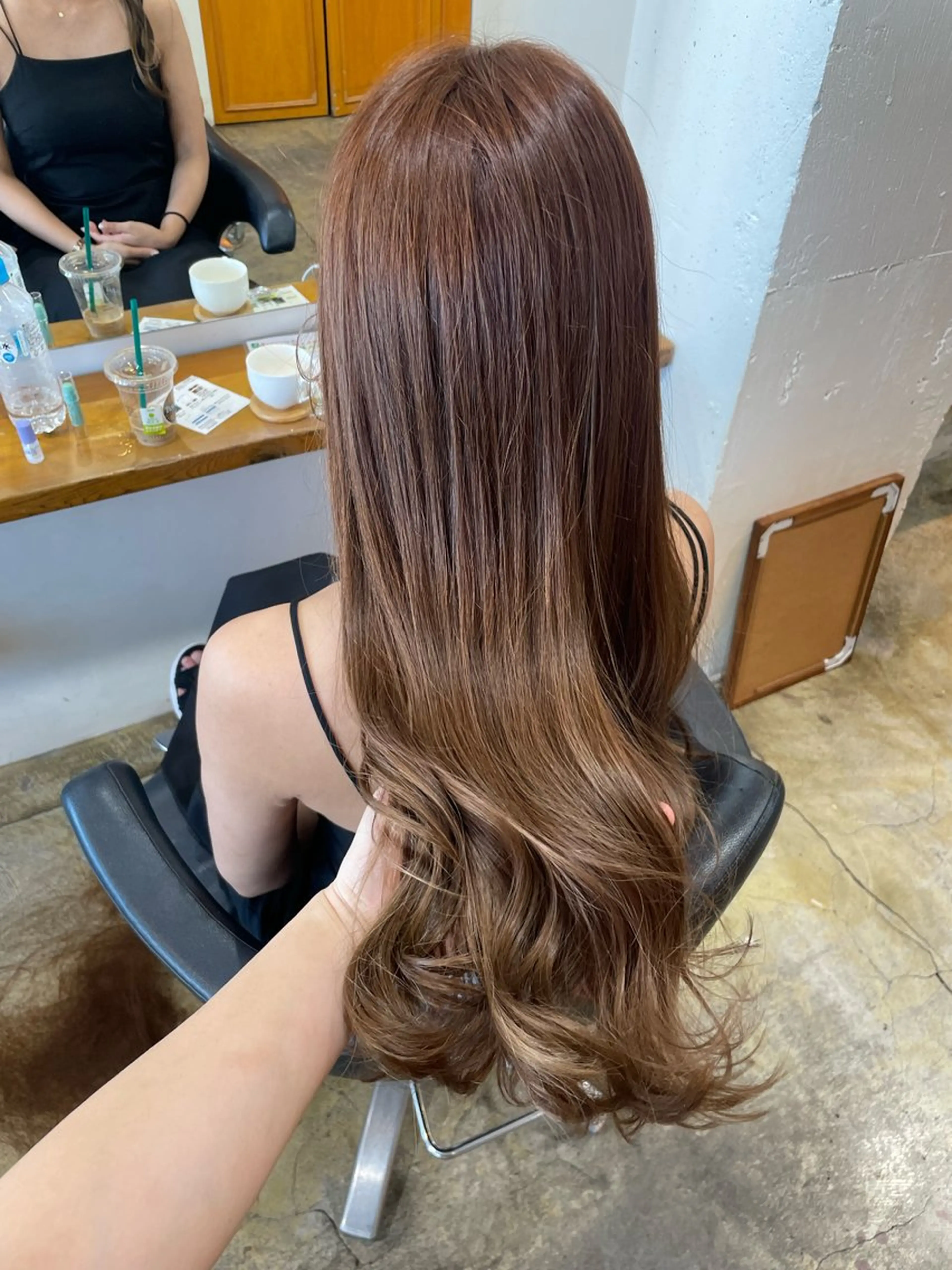 ロング カラー ベージュカラー ブリーチ ミルクティーベージュ ブリーチなしカラー ヘアカラー トリートメント MIOベージュカラー 柔らかいカラーのヘアスタイル