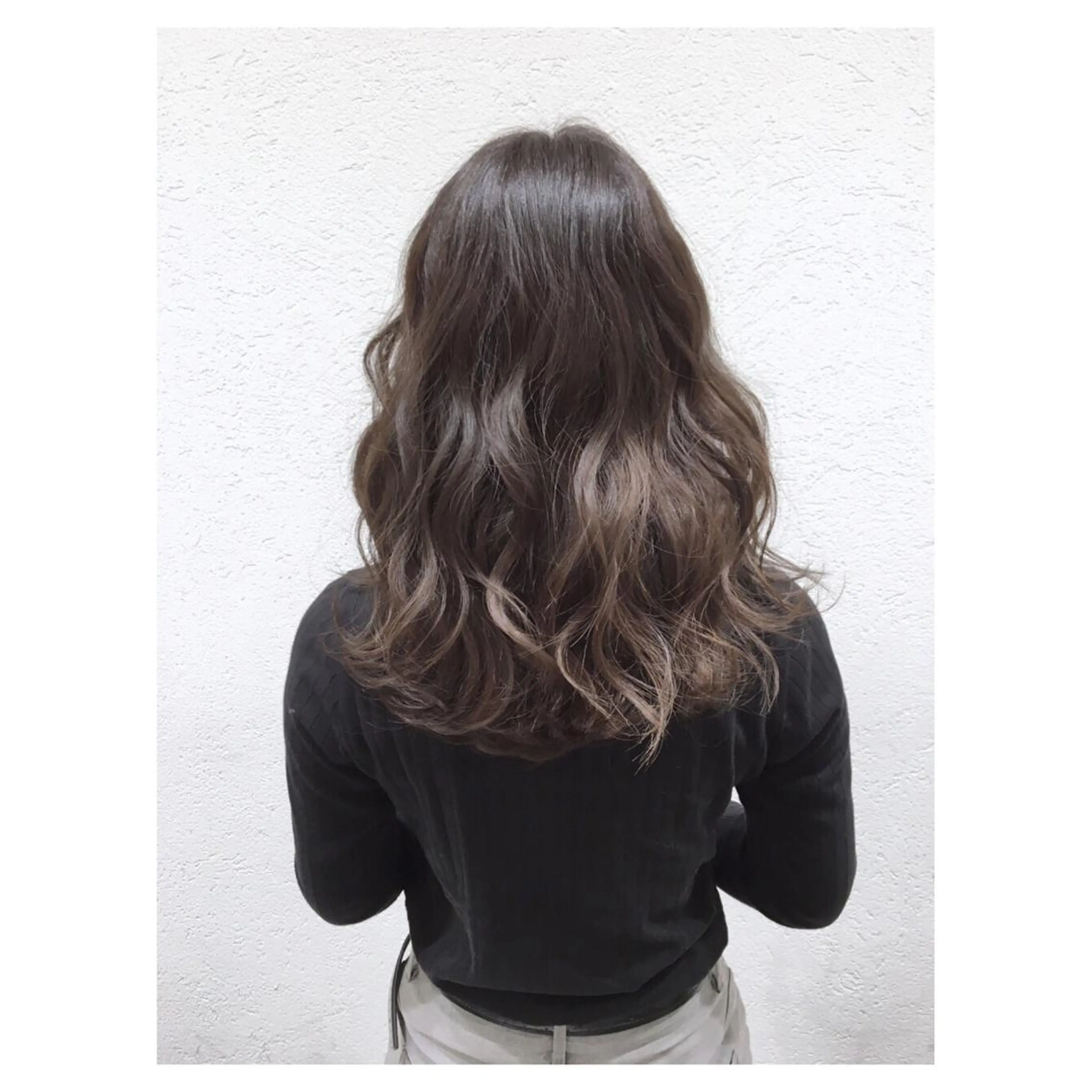 セミロング カラー biscohair 髪にドラマを。のヘアスタイル