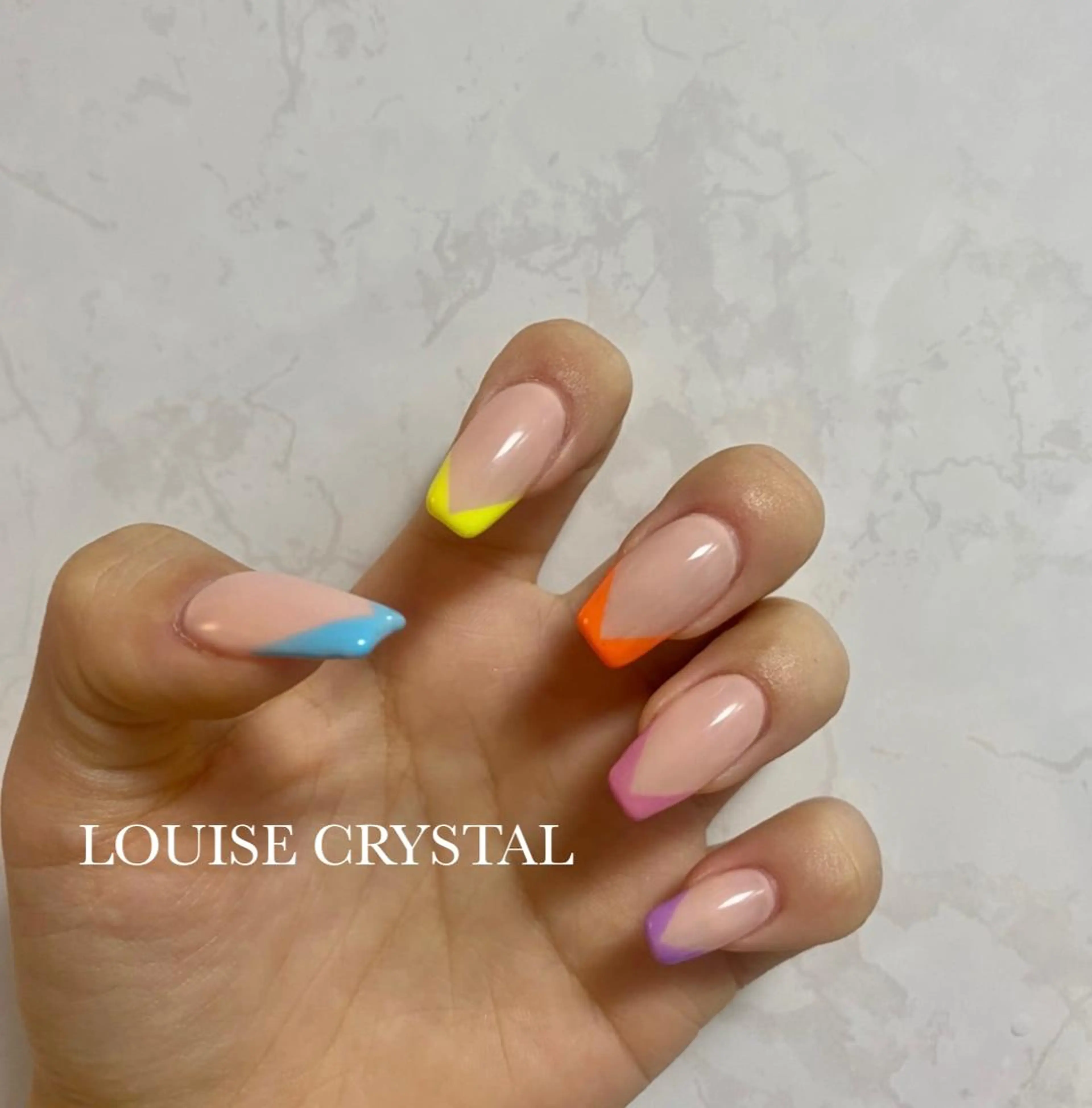 ネイル フレンチネイル ハンドネイル LOUISE CRYSTALのネイルデザイン