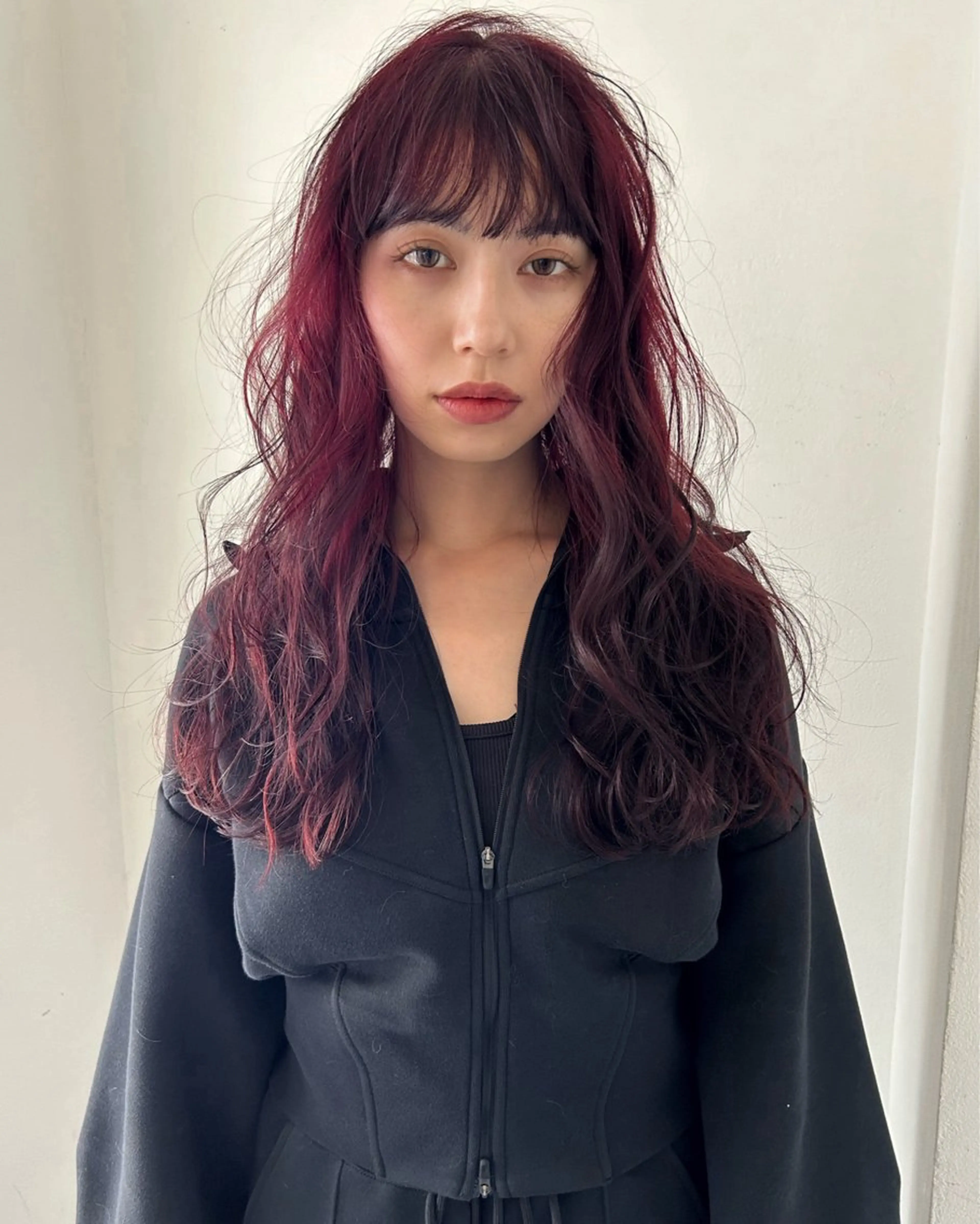 ロング カラー ボルドーカラー ダブルカラー カット ヘアカラー トリートメント Loom.所属・村上雅人 ナチュラルモードのヘアスタイル