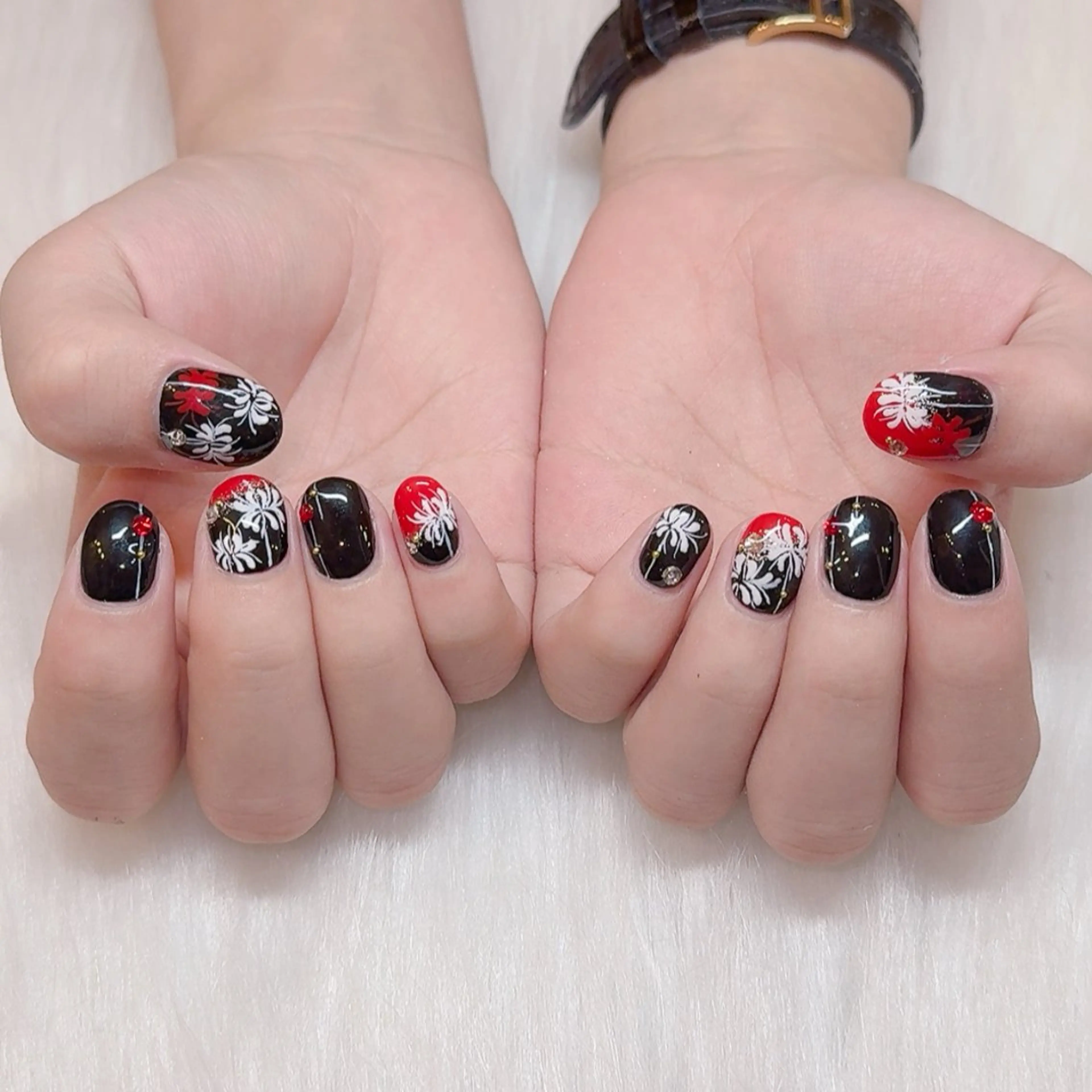 ネイル ゴールド 赤色 シルバー ストーンネイル ハンドネイル ラクロレ ニナ🎀 中野駅徒歩5分🐾のネイルデザイン