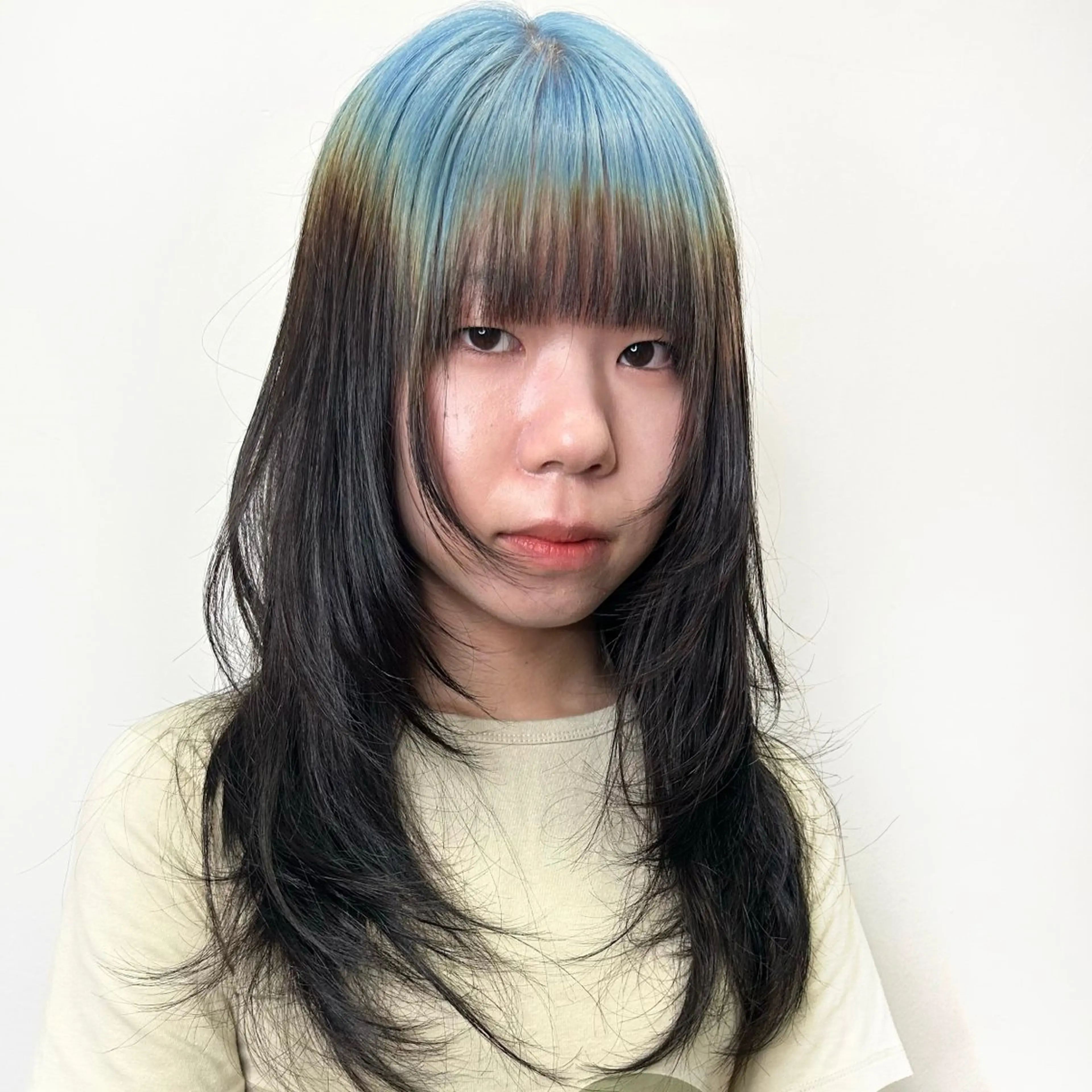 セミロング カラー ヘアアレンジ ブルーカラー デザインカラー 韓国風ヘア レイヤーカット ワンホンレイヤー カット ヘアカラー トリートメント 韓国ヘア×髪質 改善🇰🇷シオリのヘアスタイル