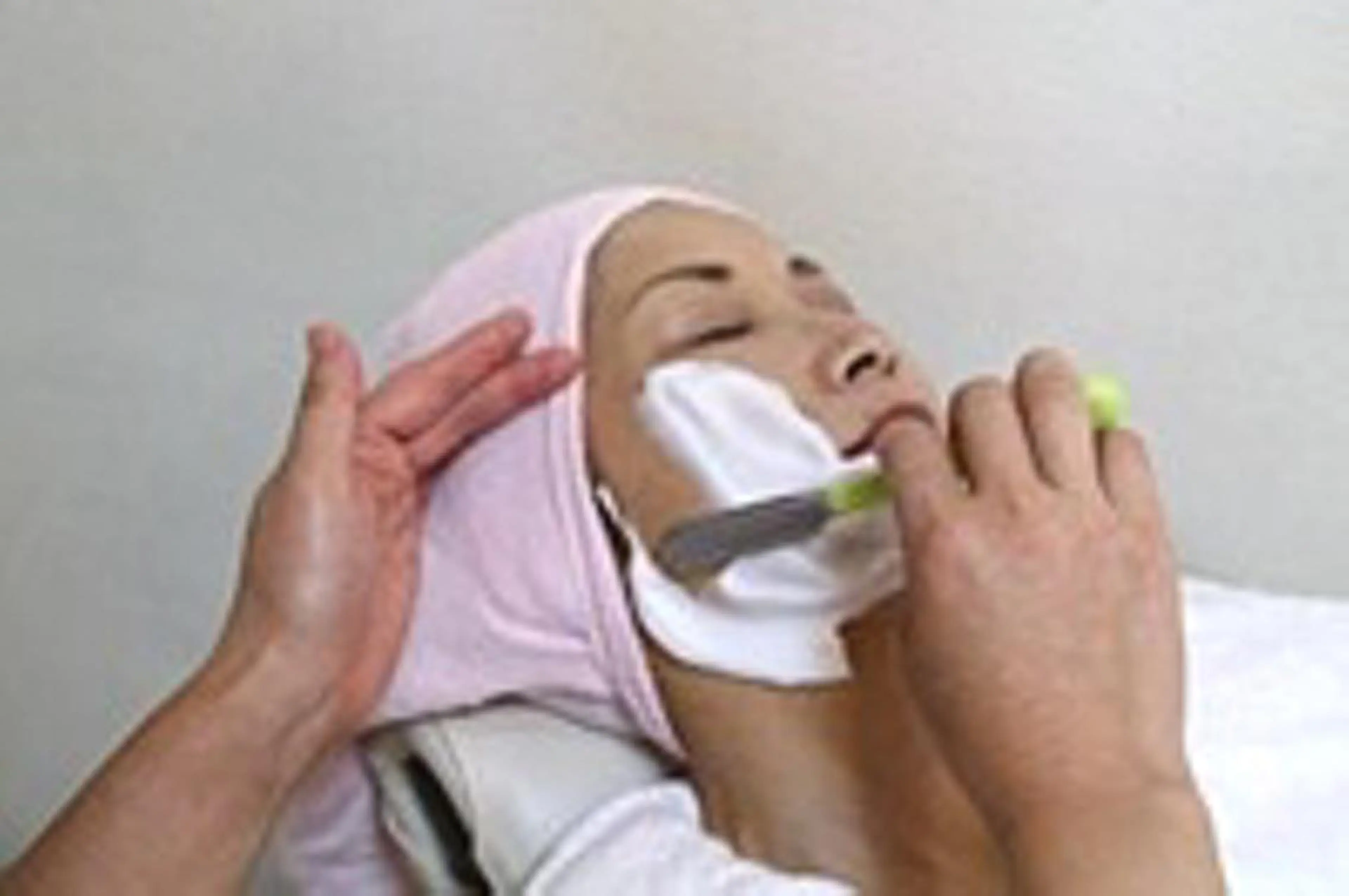 レディースシェービング(顔・耳まわり・眉)の写真