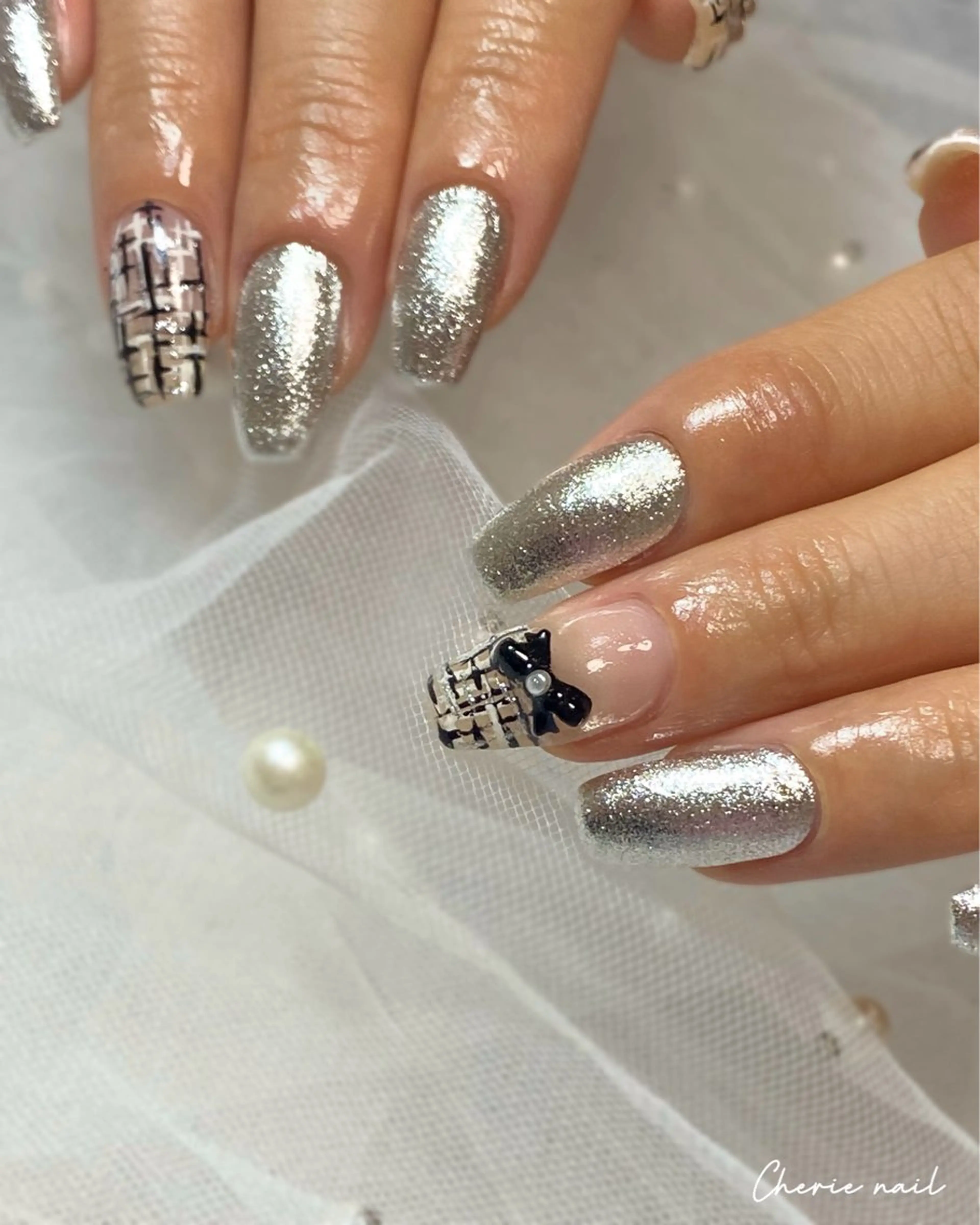 ネイル ジェルネイル ラメ(グリッター) リボン シルバー ツイードネイル ハンドネイル Cherienail yunaのネイルデザイン