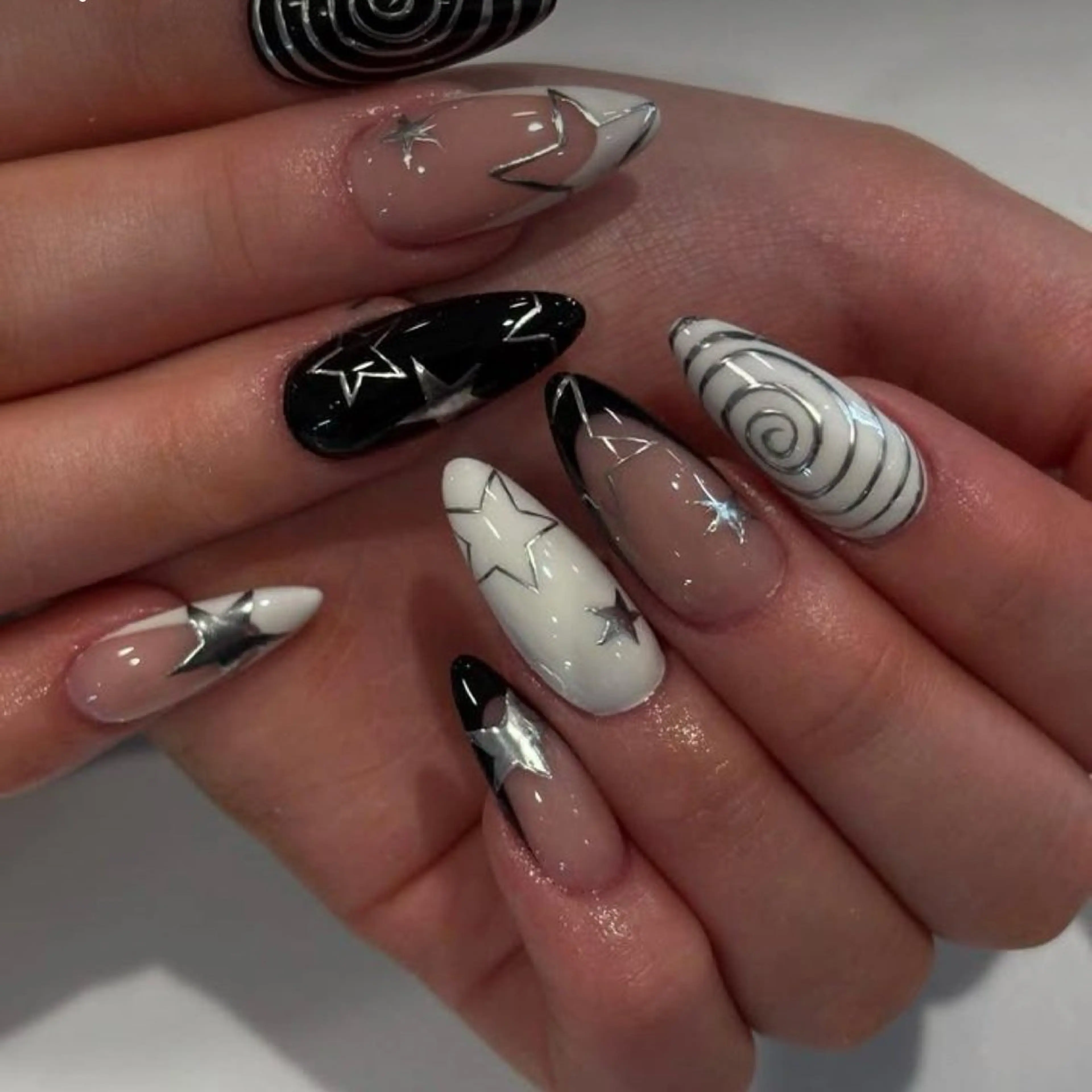 ネイル アートネイル 成人式 ジェルネイル ニュアンスネイル 夏ネイル ハンドネイル Jenn Nail_ ヘビのネイルデザイン