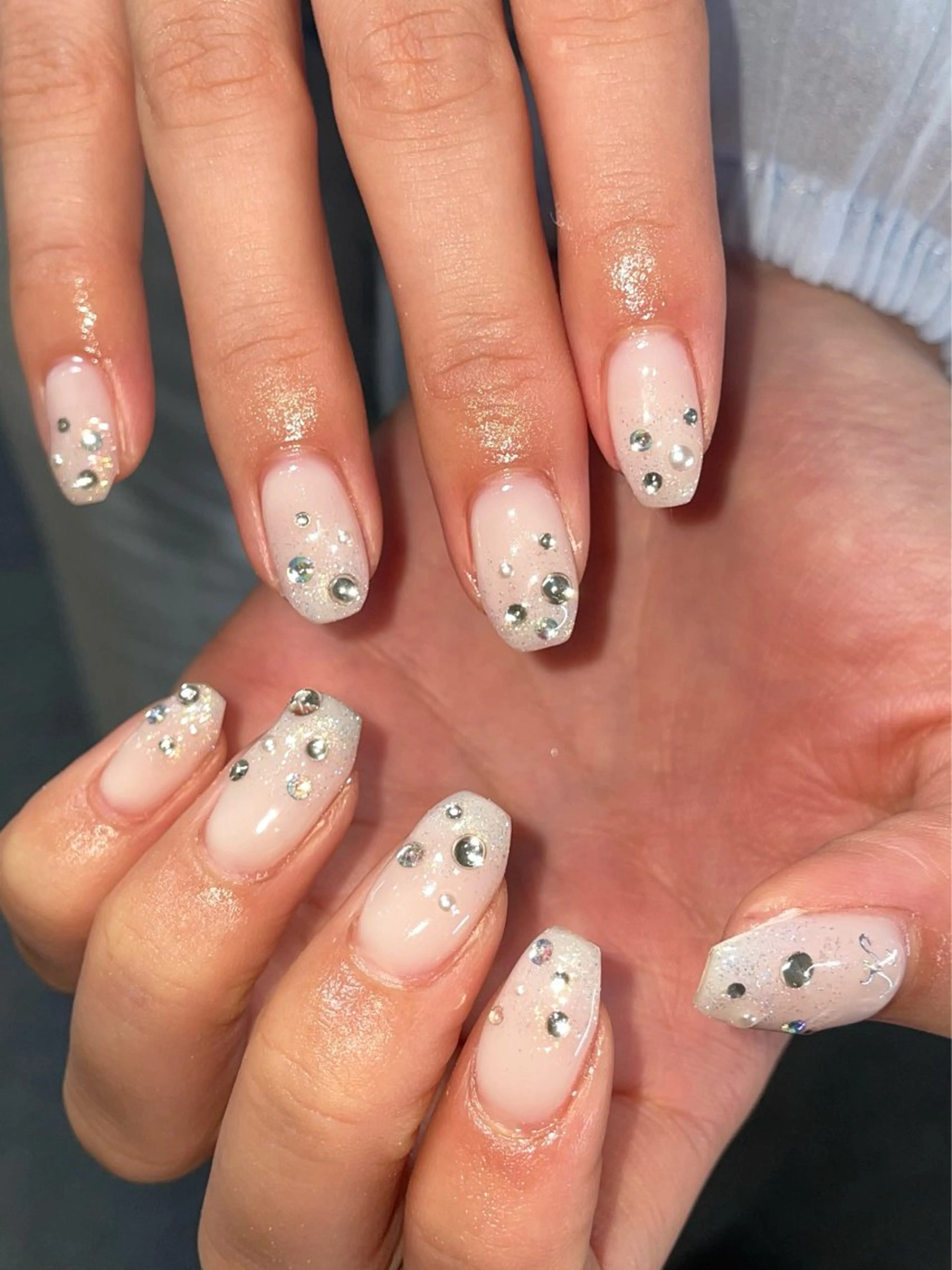 ネイル オーロラネイル キラキラネイル ラメ(グリッター) ラメグラデーション シルバー ハンドネイル ハンドケア 🎀NAIL🎀 AI🪄︎︎◝✩のネイルデザイン