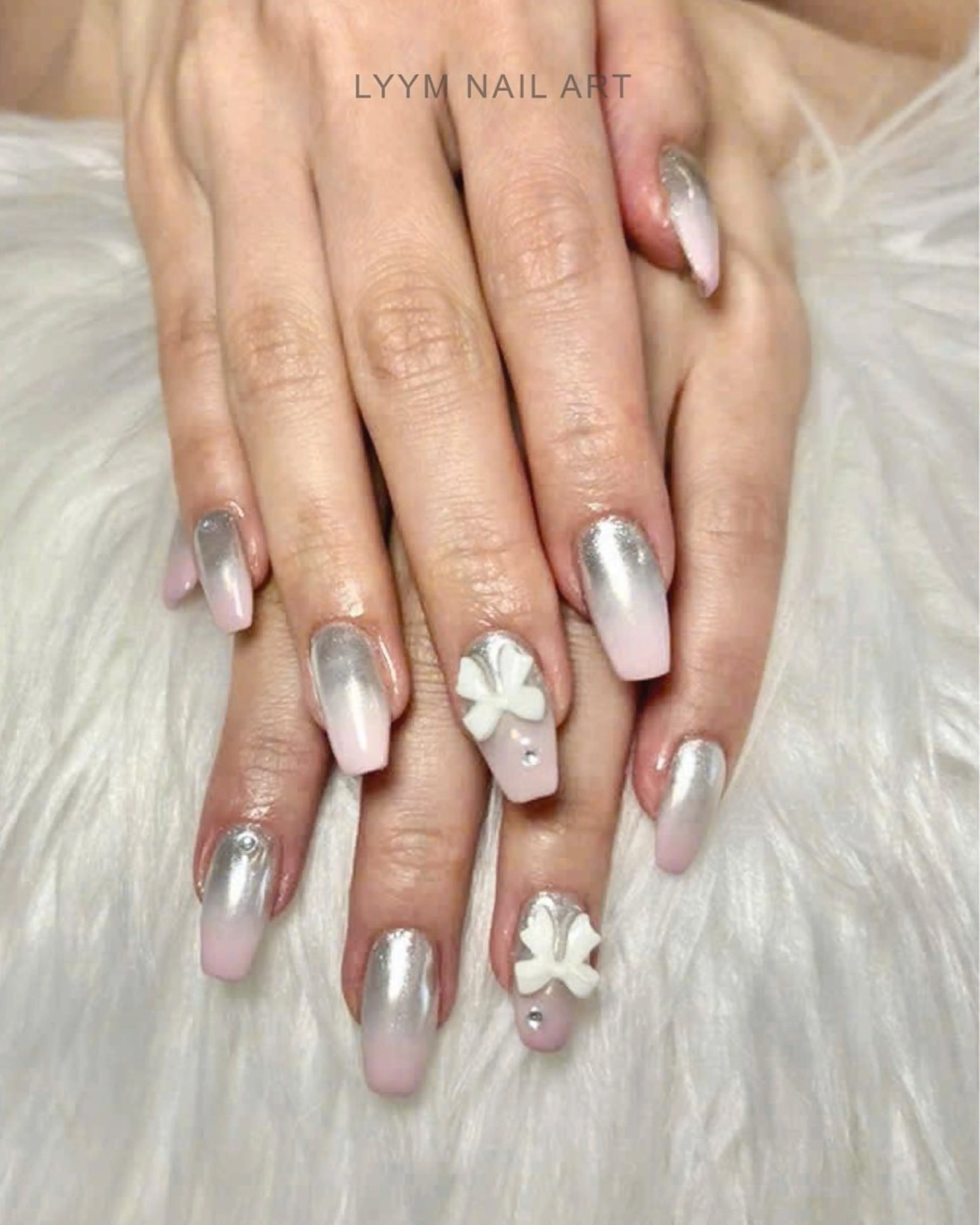 ネイル 長さ出し 韓国ネイル ラメ(グリッター) リボン シルバー LYYM Salonのネイルデザイン